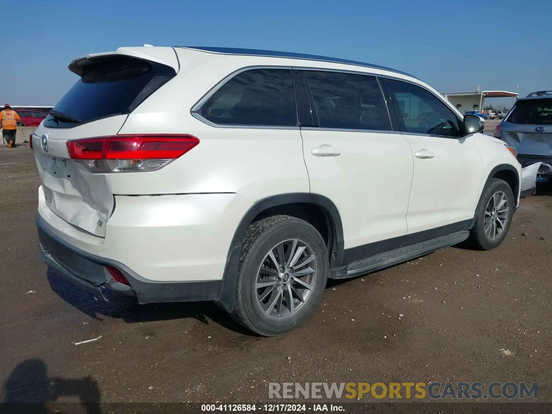 4 fotografías del automóvil dañado 5TDKZRFH1KS572002 TOYOTA HIGHLANDER 2019