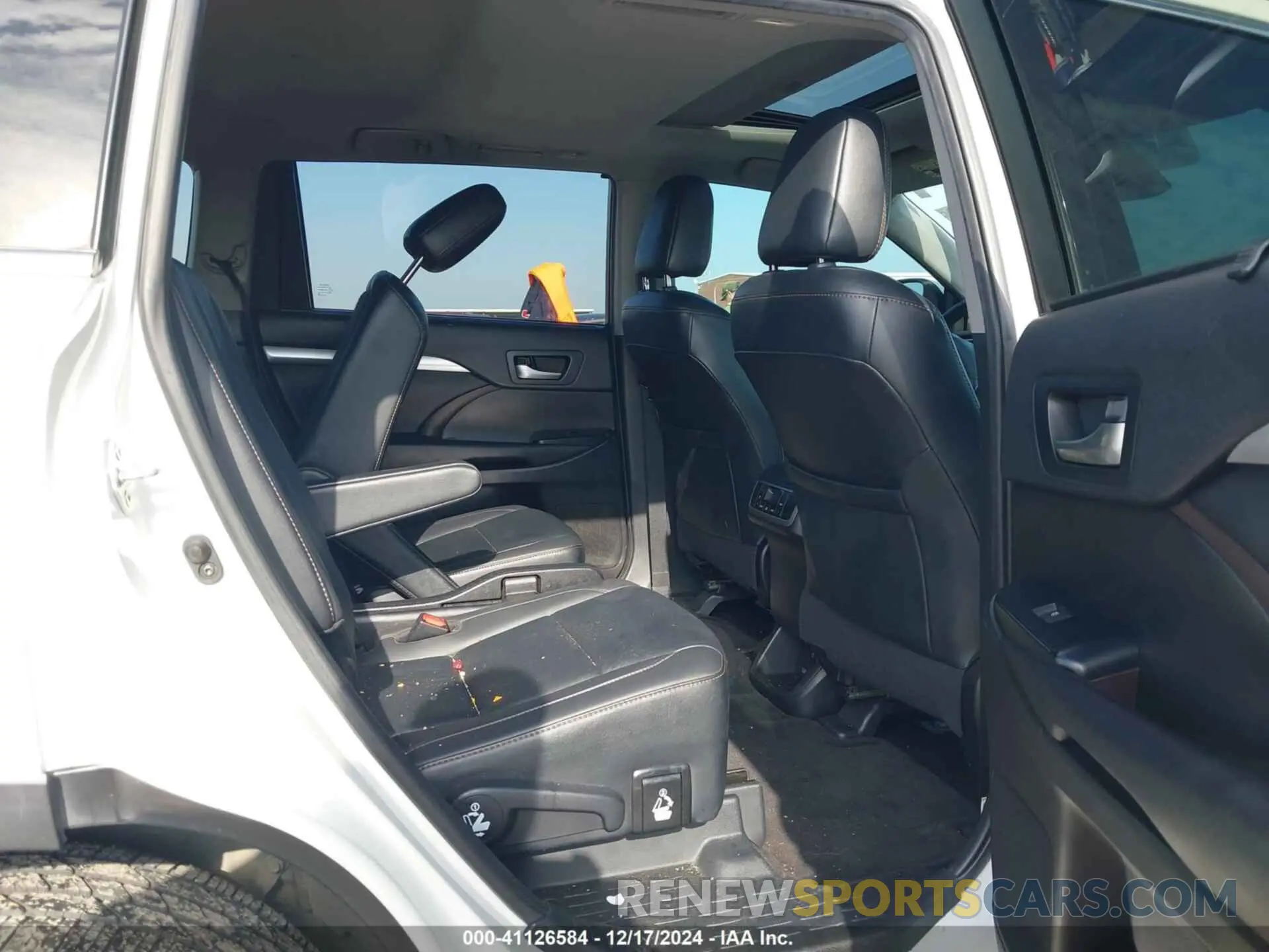 8 fotografías del automóvil dañado 5TDKZRFH1KS572002 TOYOTA HIGHLANDER 2019