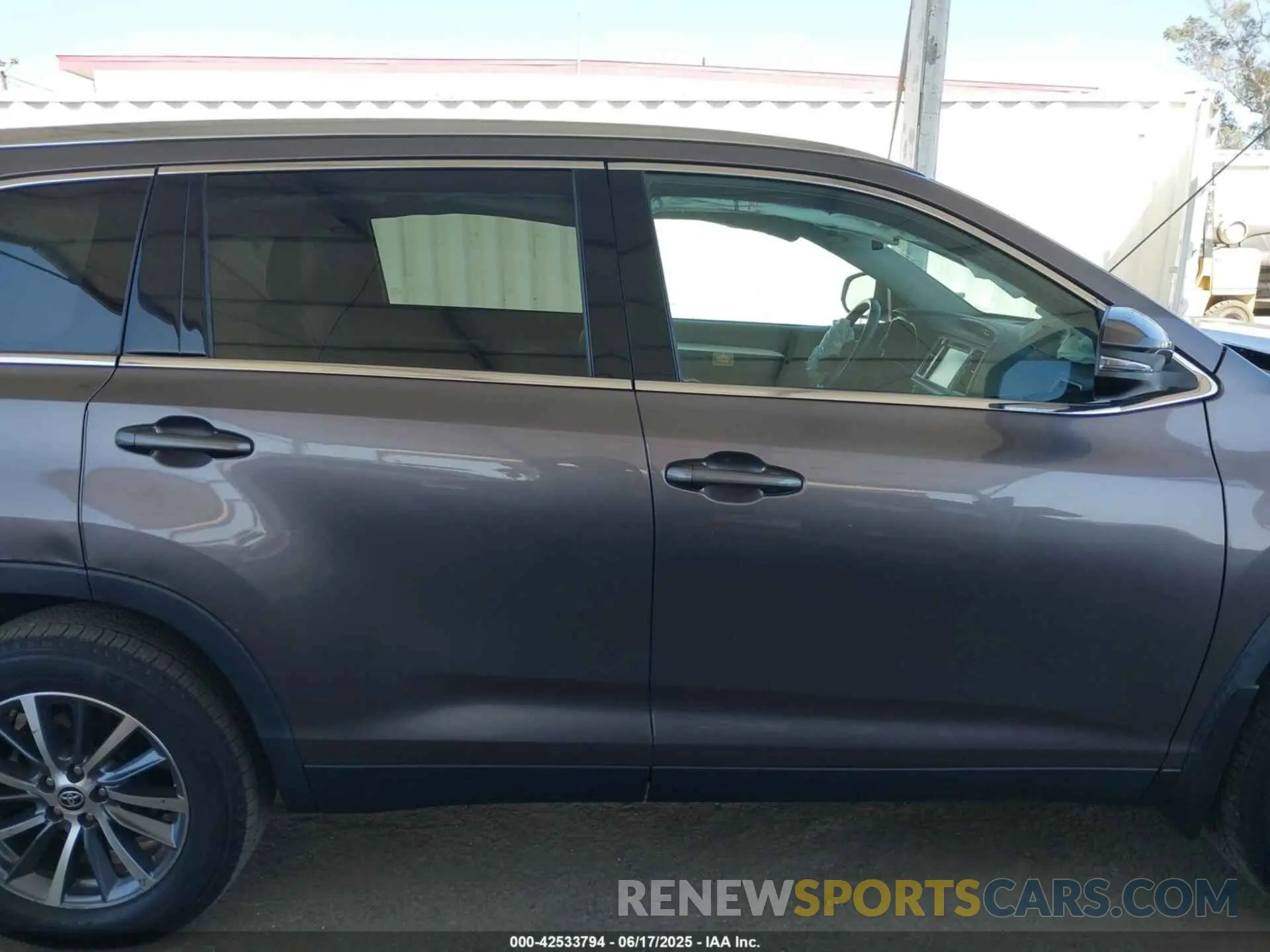 13 fotografías del automóvil dañado 5TDKZRFH1KS574932 TOYOTA HIGHLANDER 2019