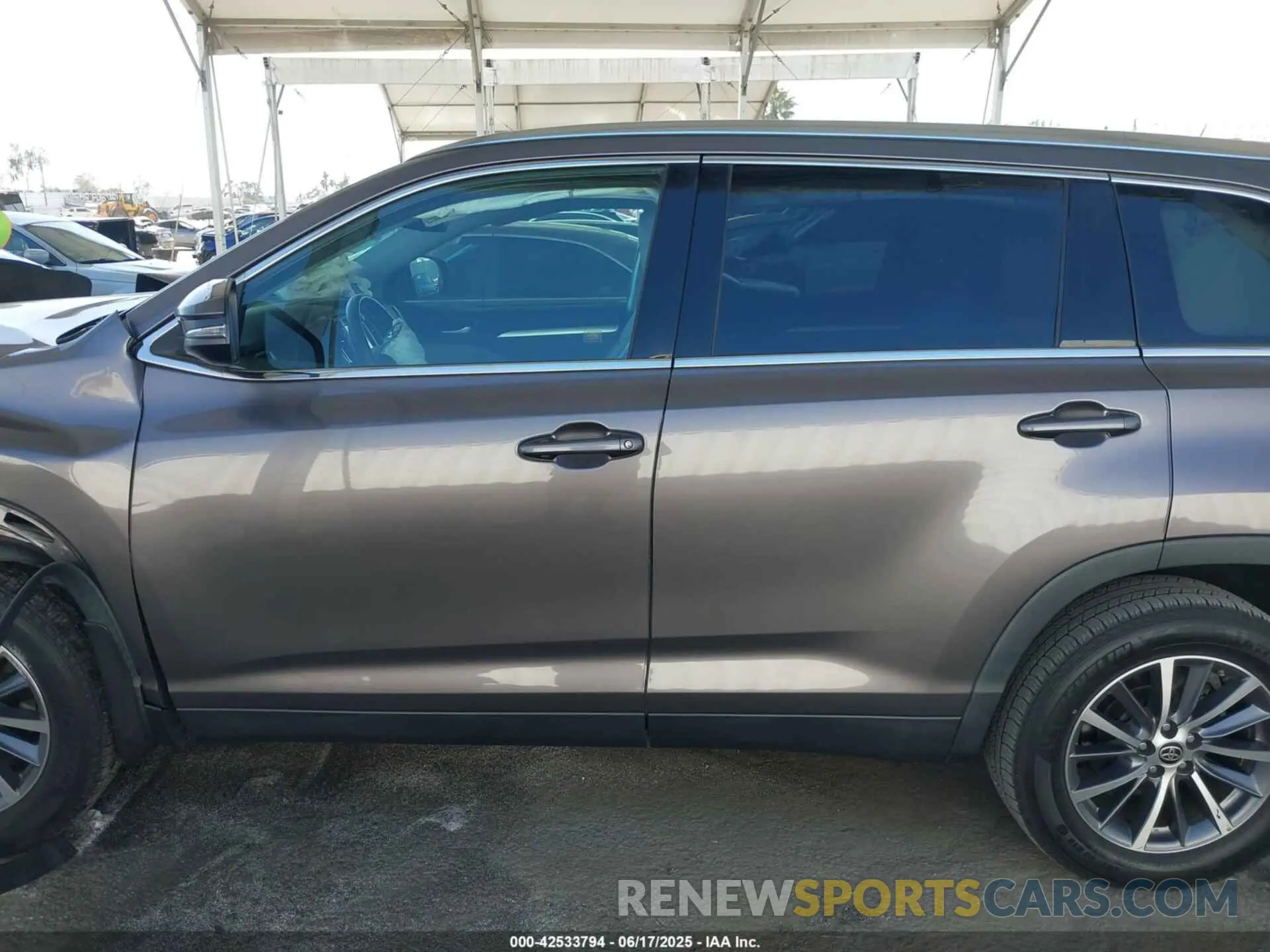 14 fotografías del automóvil dañado 5TDKZRFH1KS574932 TOYOTA HIGHLANDER 2019