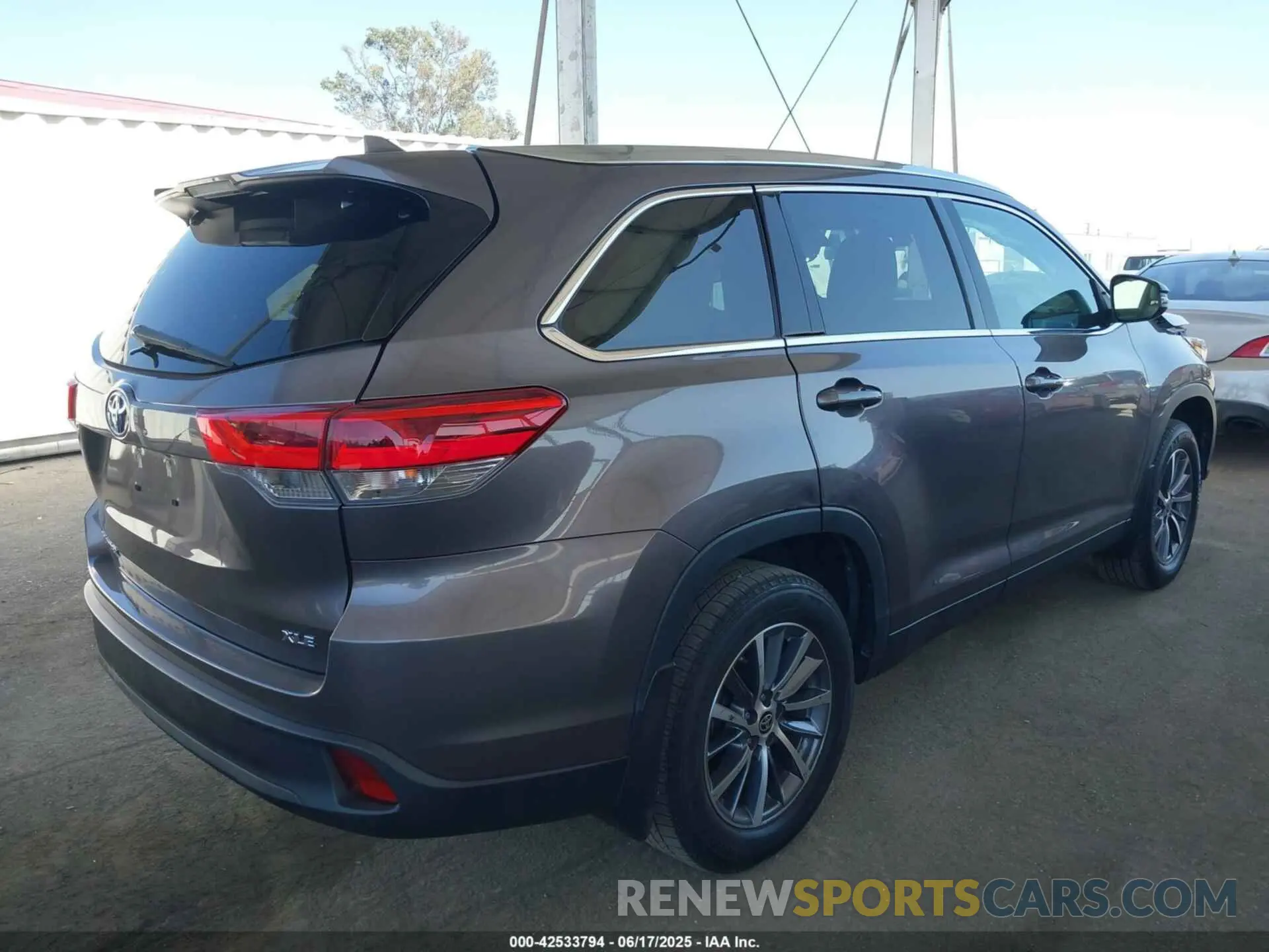 4 fotografías del automóvil dañado 5TDKZRFH1KS574932 TOYOTA HIGHLANDER 2019