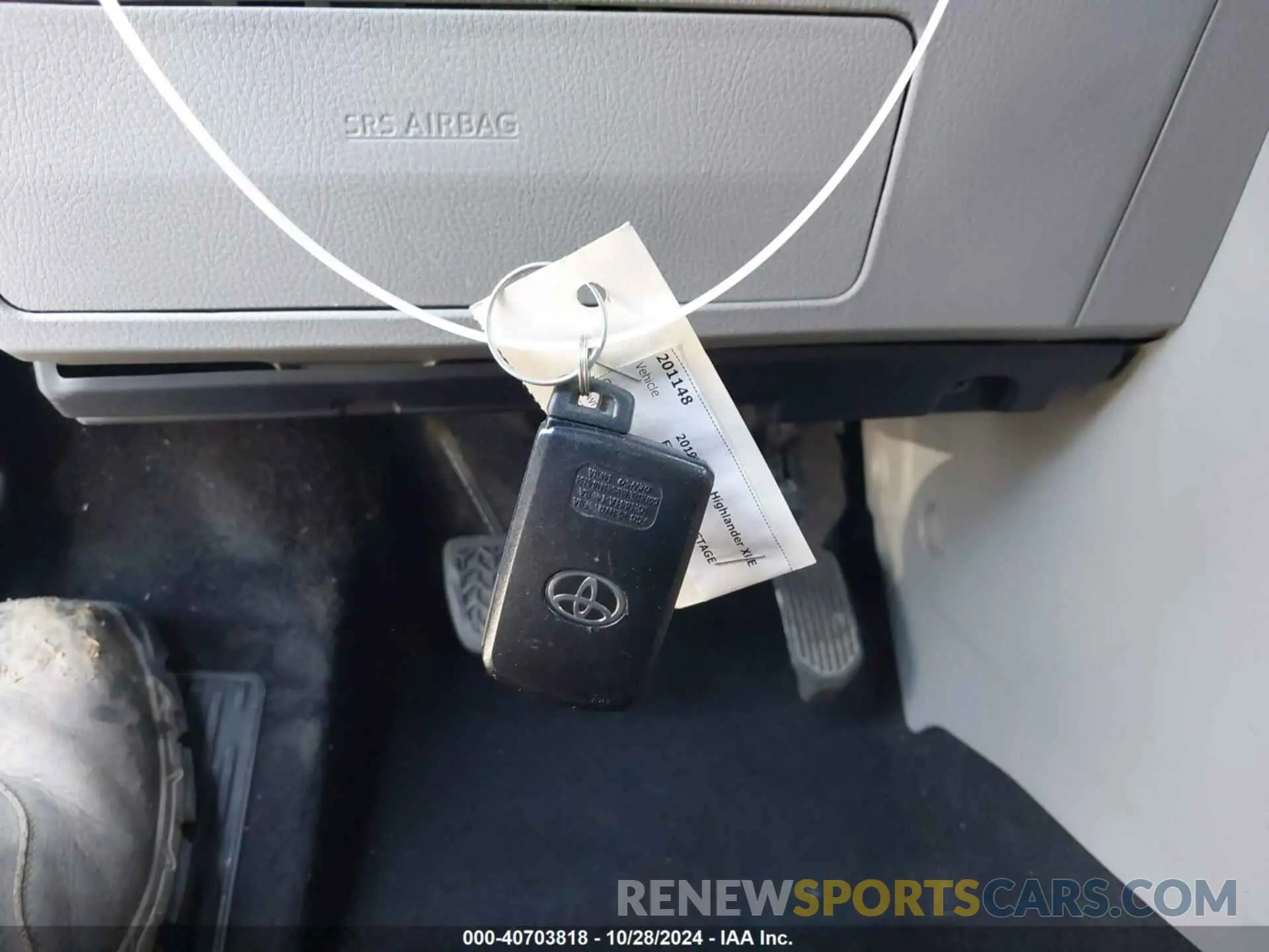 11 fotografías del automóvil dañado 5TDKZRFH2KS296011 TOYOTA HIGHLANDER 2019