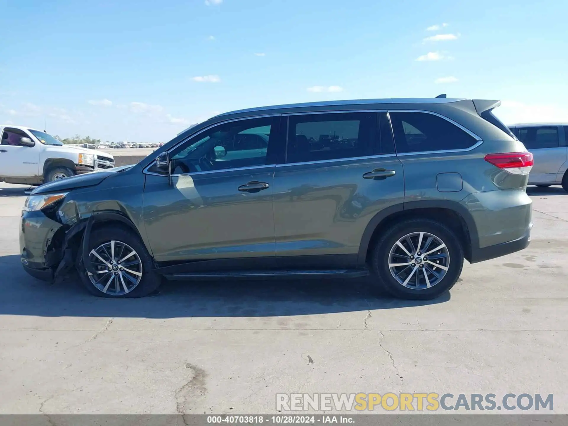 14 fotografías del automóvil dañado 5TDKZRFH2KS296011 TOYOTA HIGHLANDER 2019