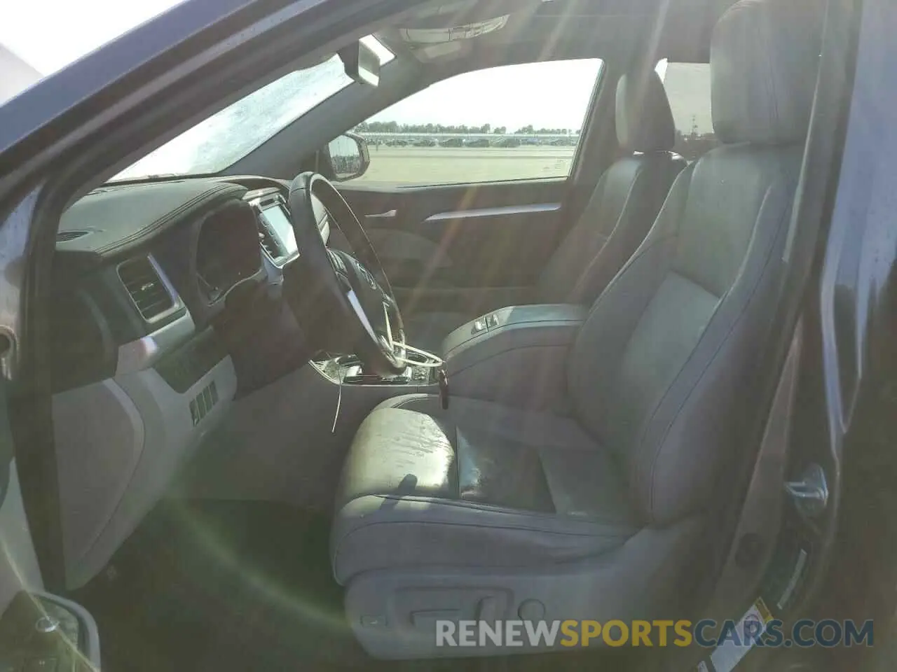 7 fotografías del automóvil dañado 5TDKZRFH2KS300932 TOYOTA HIGHLANDER 2019
