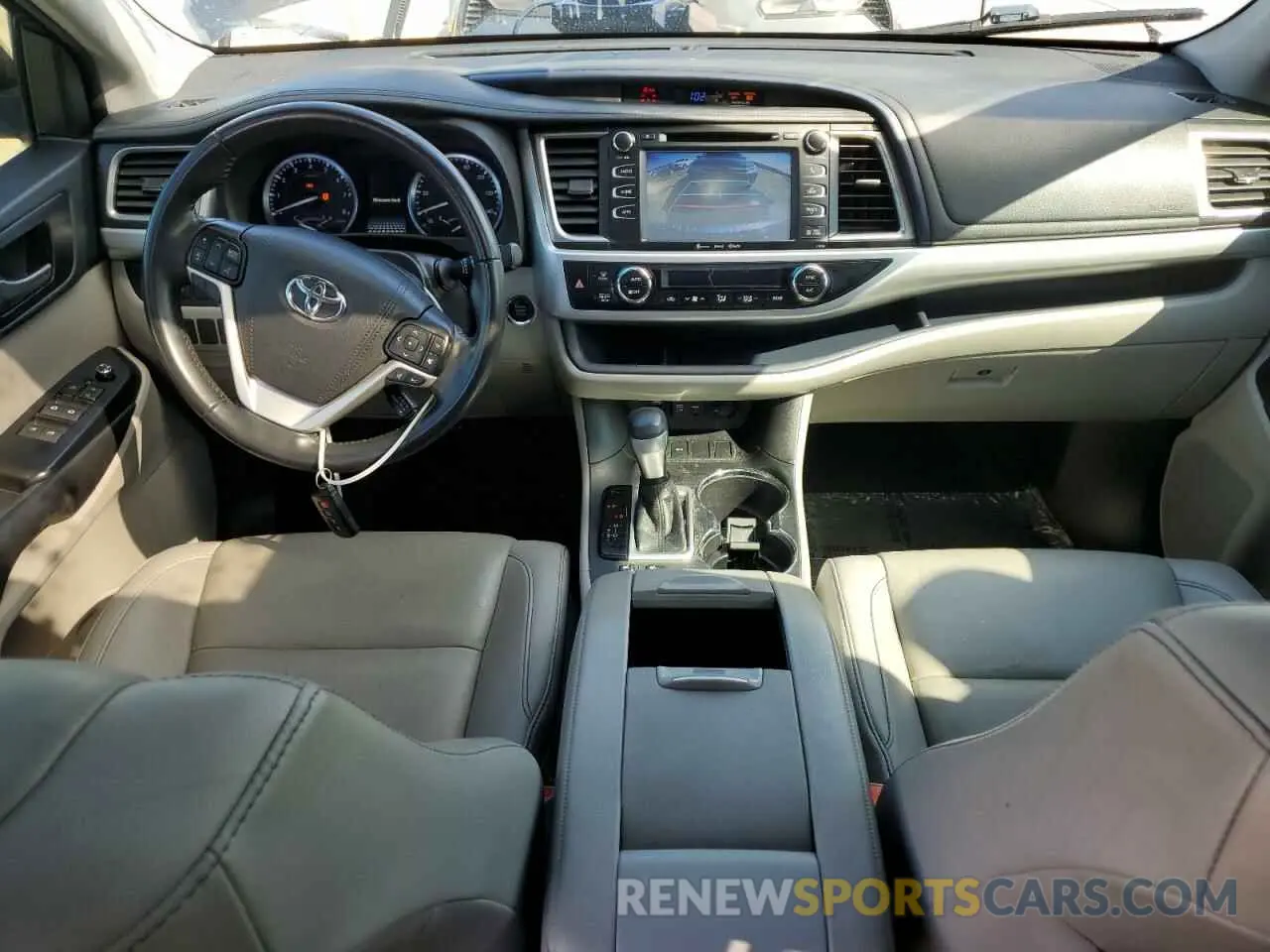 8 fotografías del automóvil dañado 5TDKZRFH2KS300932 TOYOTA HIGHLANDER 2019