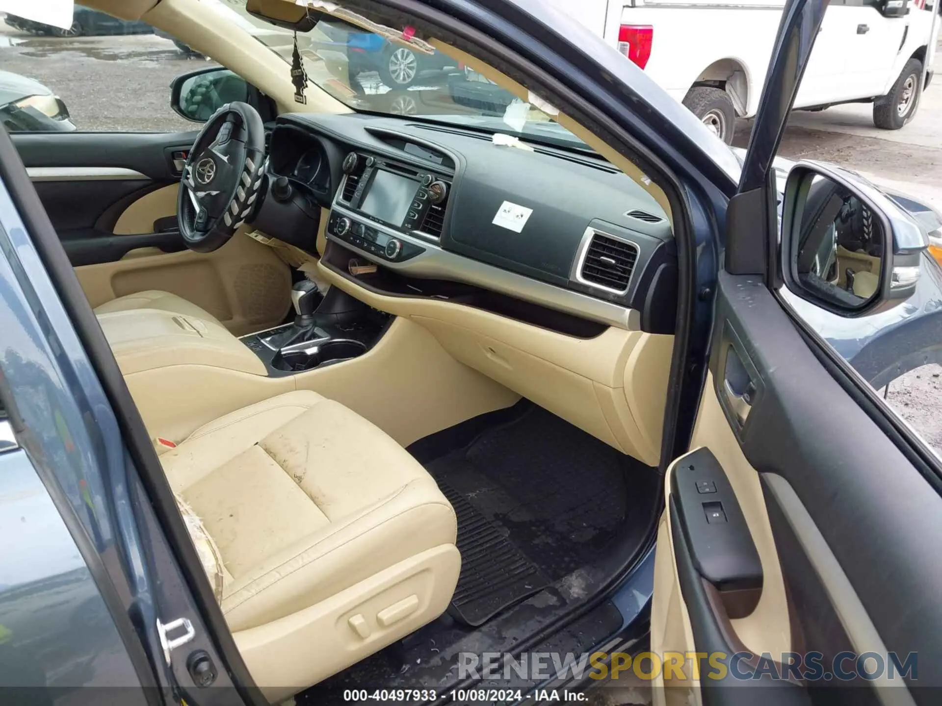 5 fotografías del automóvil dañado 5TDKZRFH2KS304821 TOYOTA HIGHLANDER 2019