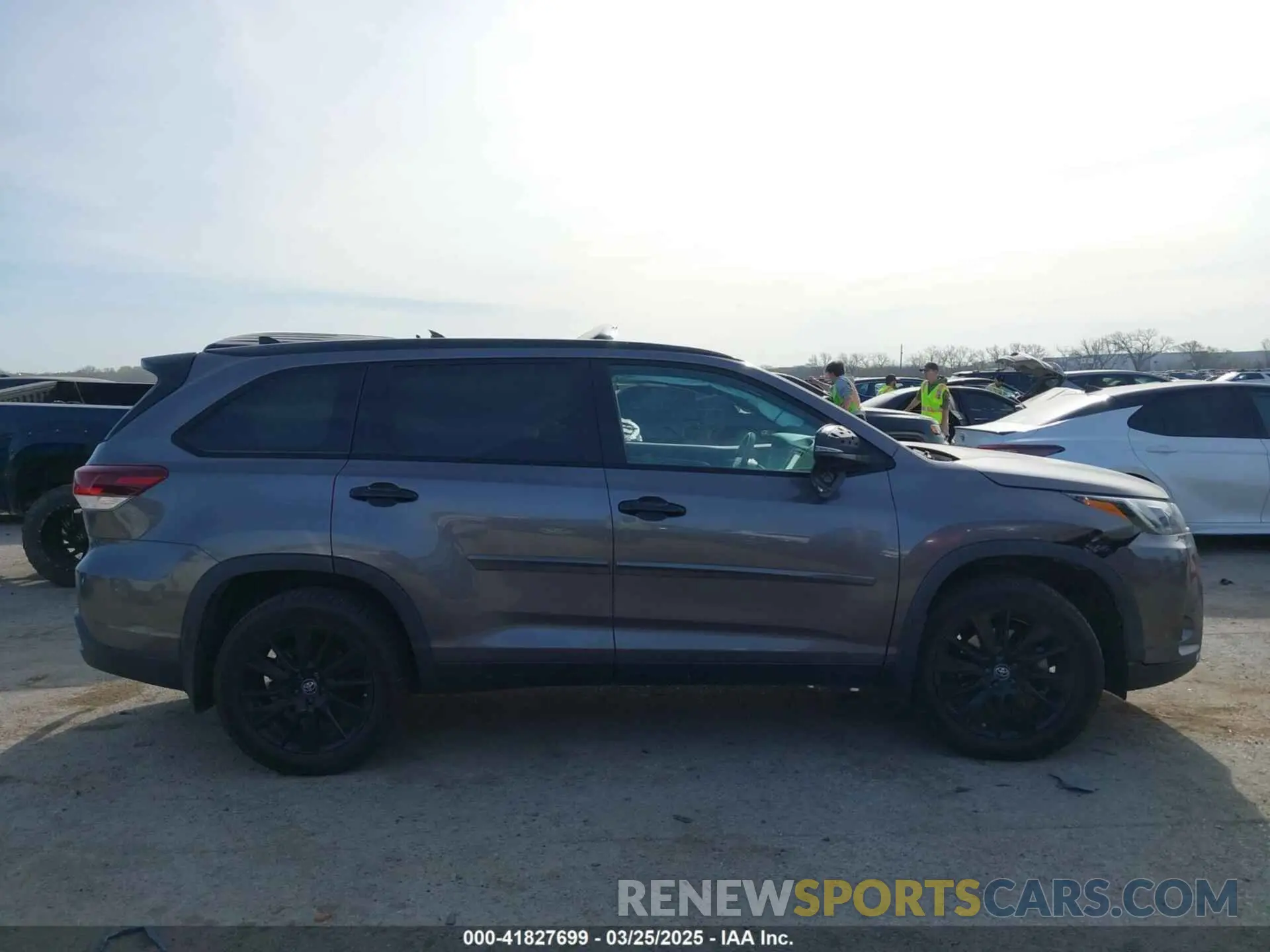 14 fotografías del automóvil dañado 5TDKZRFH2KS313342 TOYOTA HIGHLANDER 2019