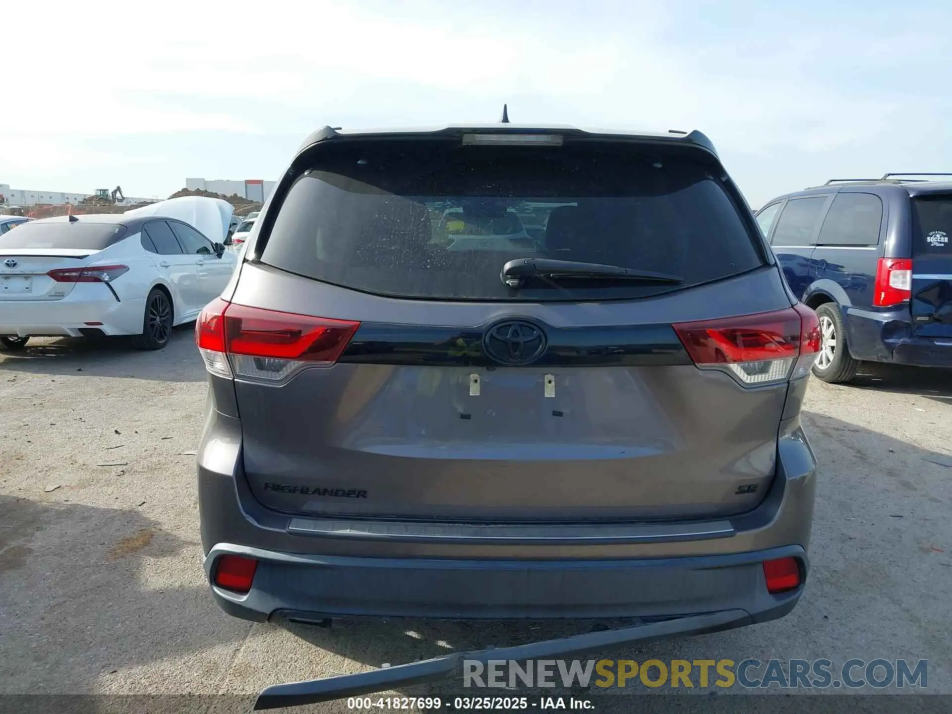 17 fotografías del automóvil dañado 5TDKZRFH2KS313342 TOYOTA HIGHLANDER 2019