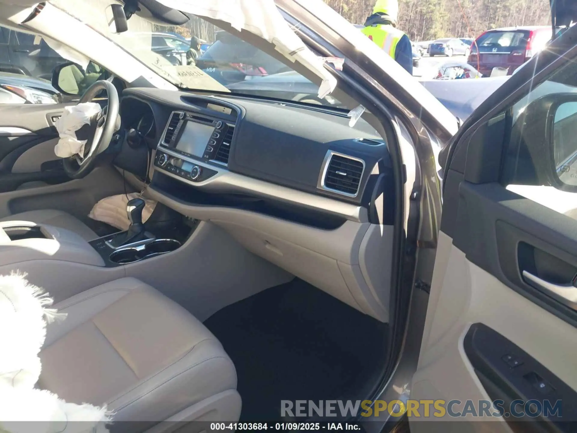 5 fotografías del automóvil dañado 5TDKZRFH2KS338158 TOYOTA HIGHLANDER 2019