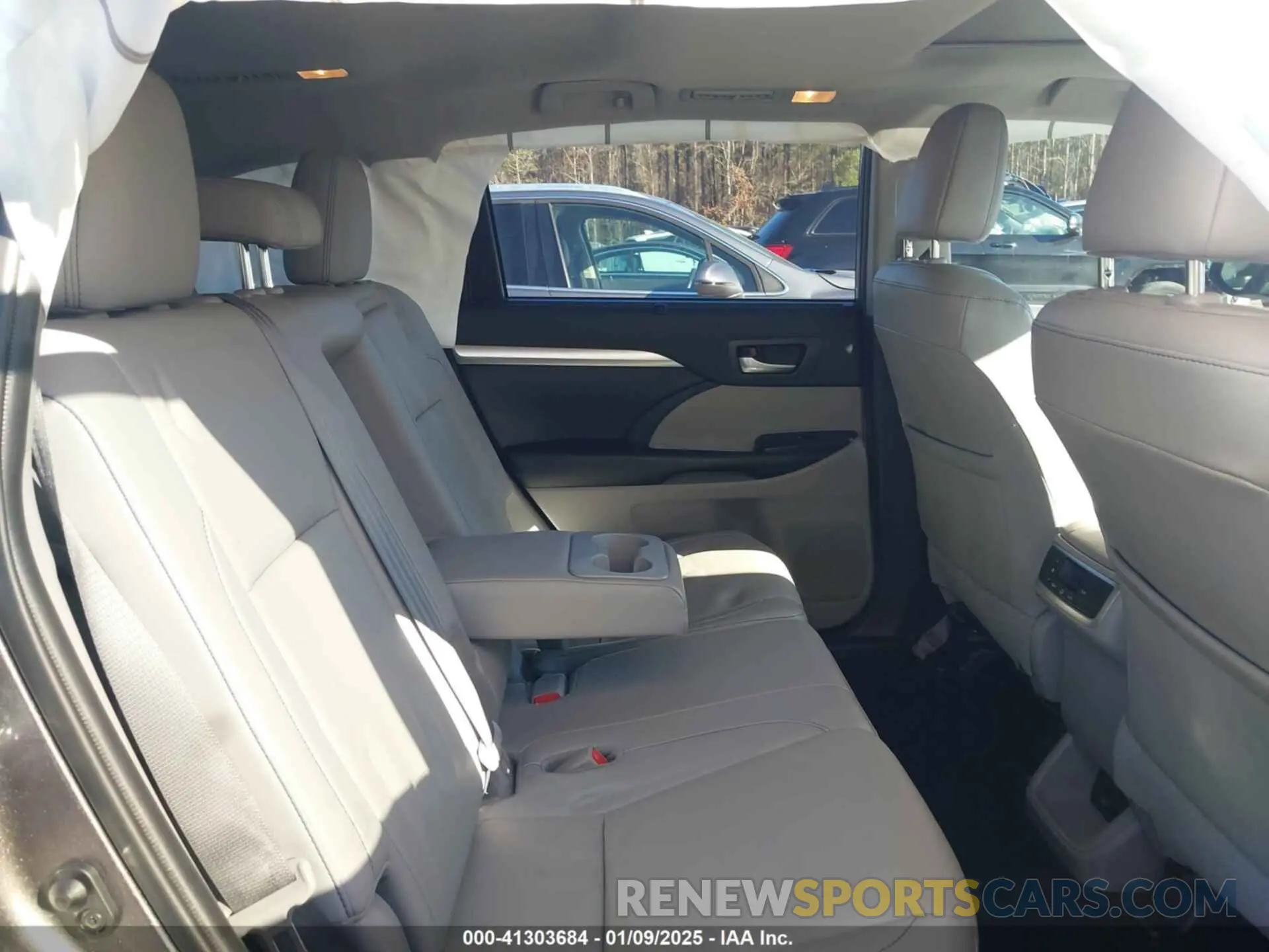 8 fotografías del automóvil dañado 5TDKZRFH2KS338158 TOYOTA HIGHLANDER 2019