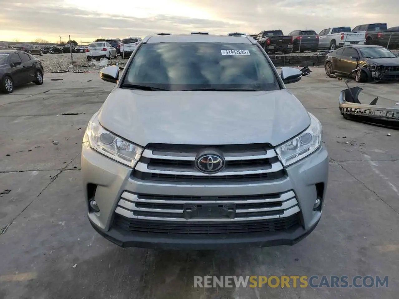 5 fotografías del automóvil dañado 5TDKZRFH2KS551000 TOYOTA HIGHLANDER 2019