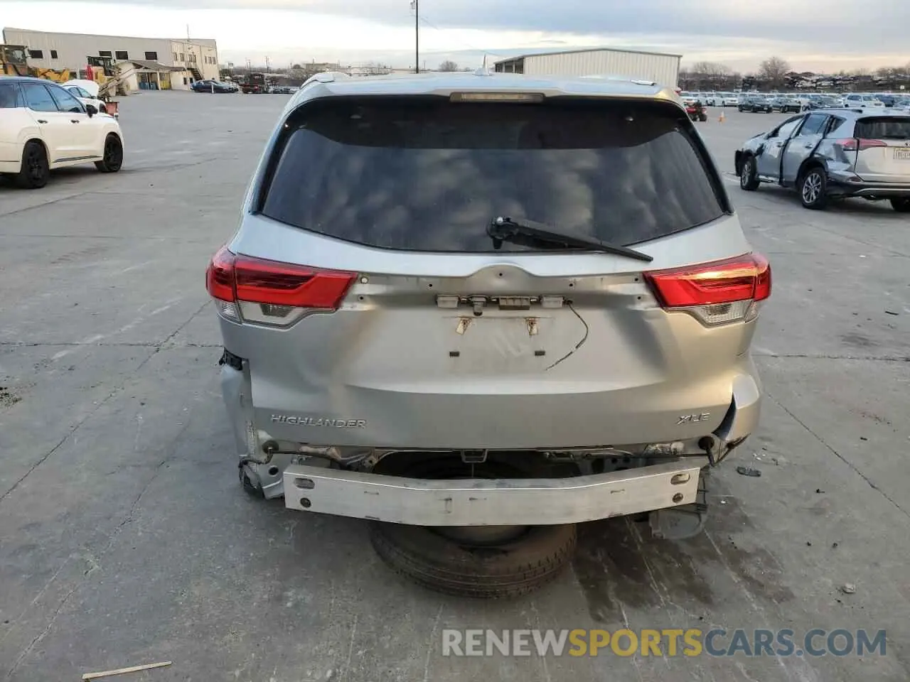 6 fotografías del automóvil dañado 5TDKZRFH2KS551000 TOYOTA HIGHLANDER 2019