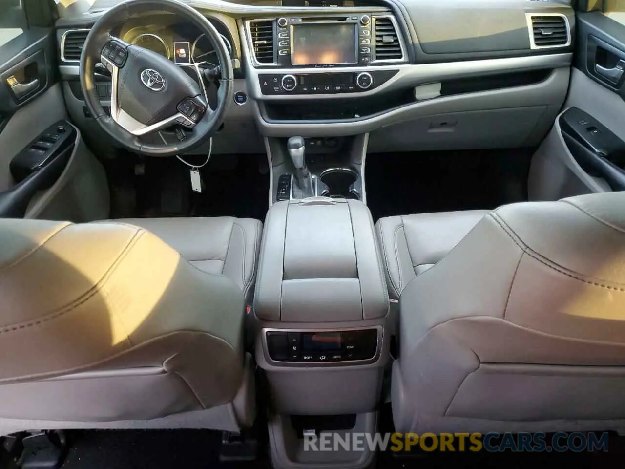 8 fotografías del automóvil dañado 5TDKZRFH2KS551000 TOYOTA HIGHLANDER 2019