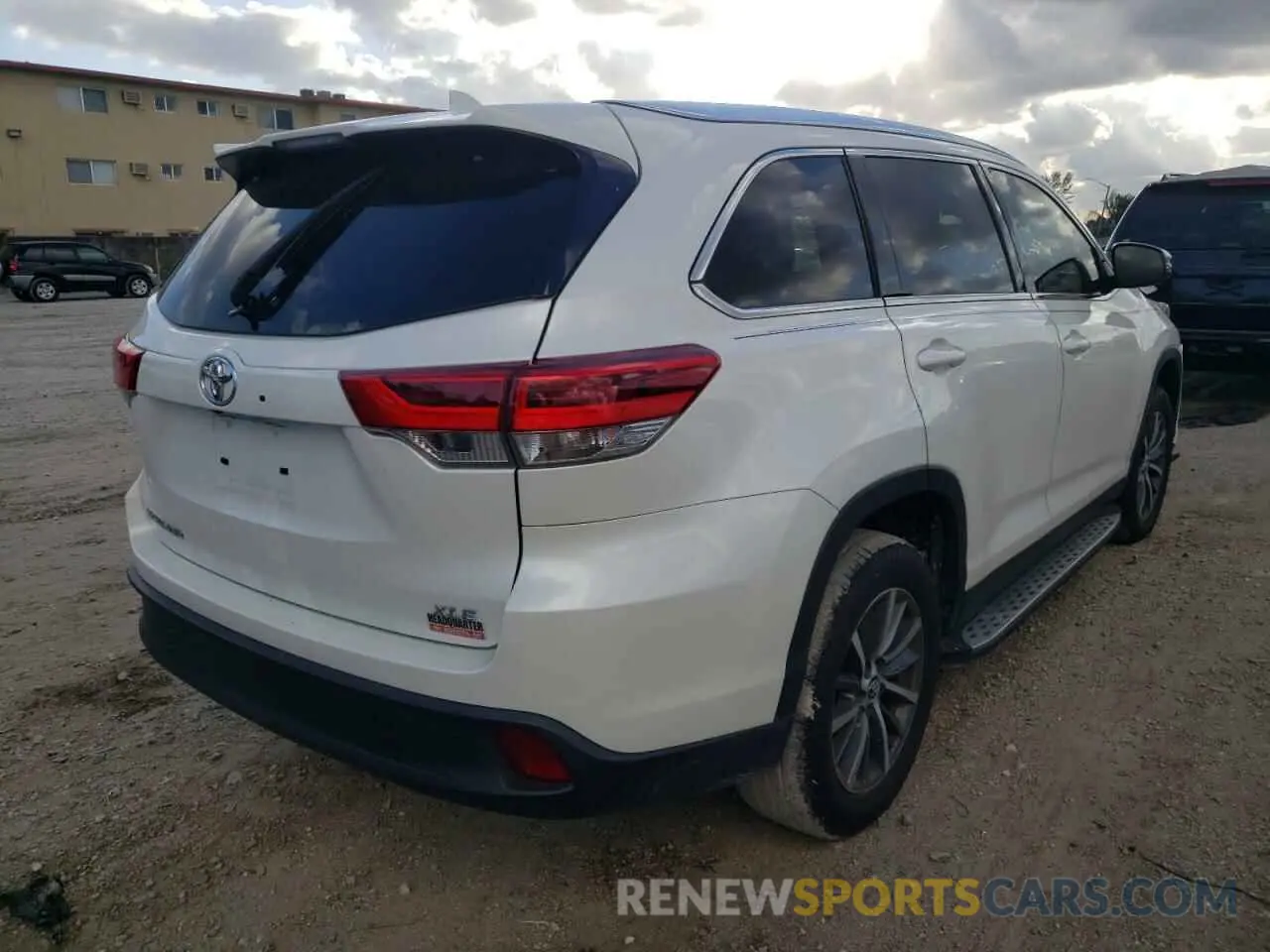 4 fotografías del automóvil dañado 5TDKZRFH2KS560067 TOYOTA HIGHLANDER 2019