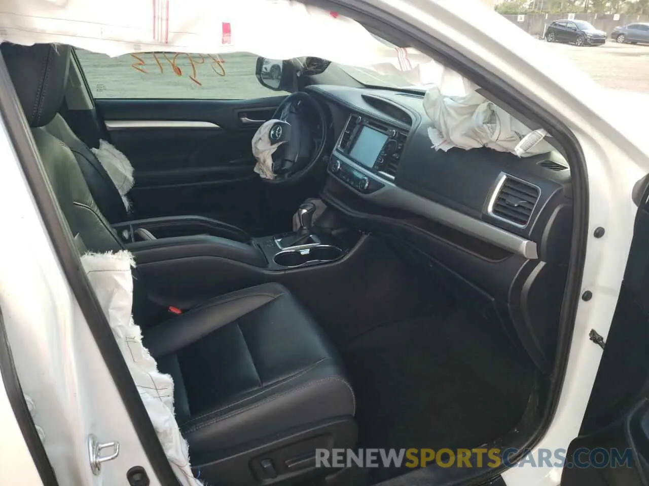 5 fotografías del automóvil dañado 5TDKZRFH2KS560067 TOYOTA HIGHLANDER 2019