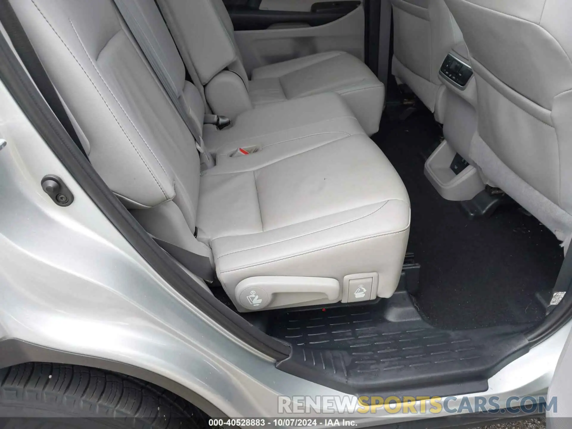 8 fotografías del automóvil dañado 5TDKZRFH2KS575104 TOYOTA HIGHLANDER 2019