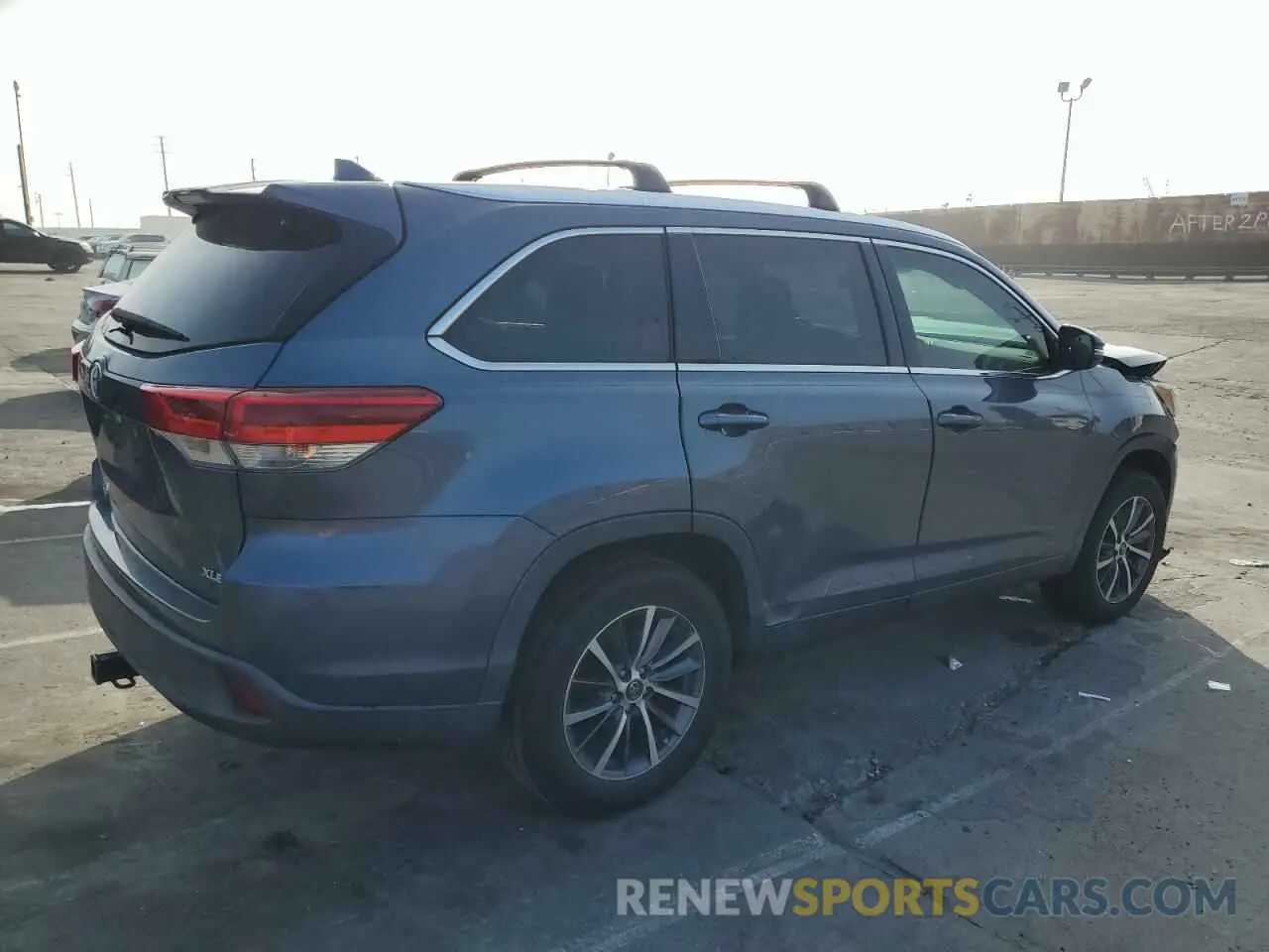 3 fotografías del automóvil dañado 5TDKZRFH3KS289794 TOYOTA HIGHLANDER 2019