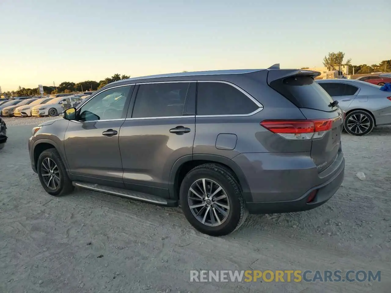 2 fotografías del automóvil dañado 5TDKZRFH3KS319070 TOYOTA HIGHLANDER 2019