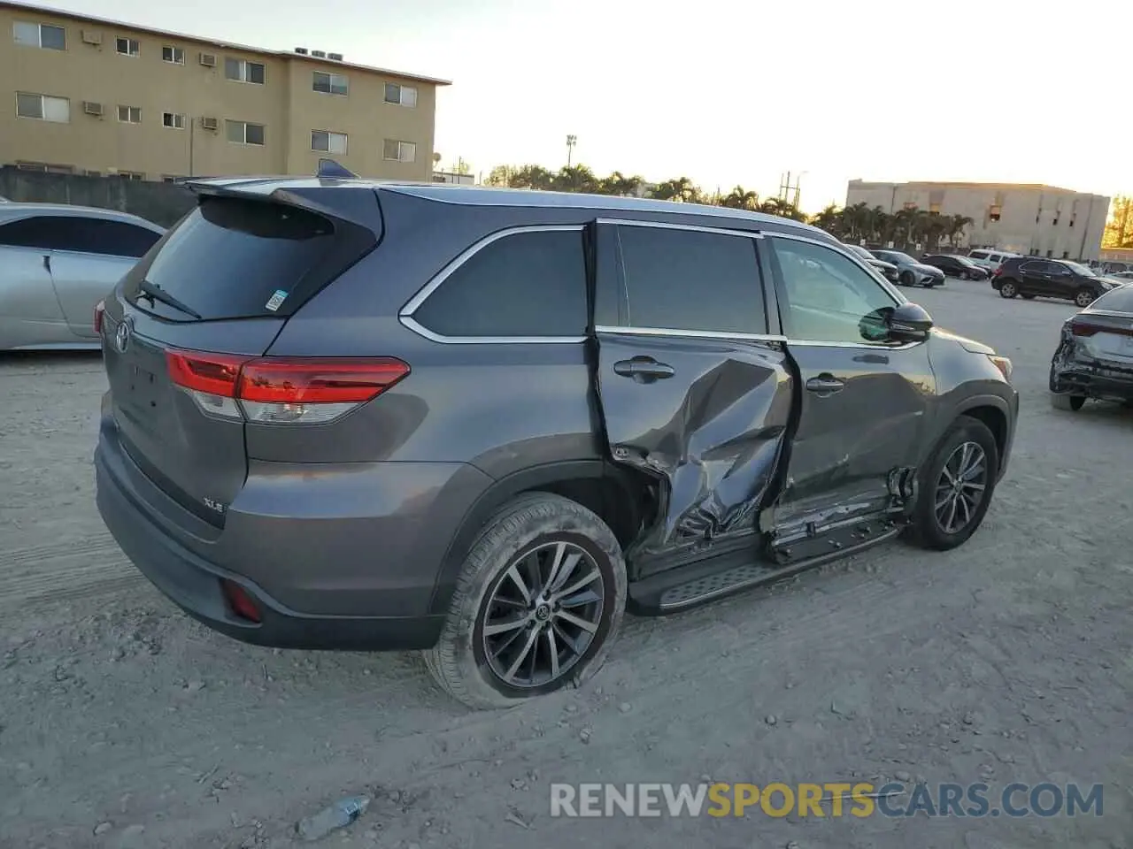 3 fotografías del automóvil dañado 5TDKZRFH3KS319070 TOYOTA HIGHLANDER 2019