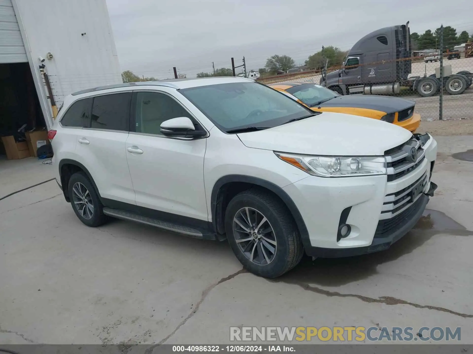 13 fotografías del automóvil dañado 5TDKZRFH3KS366017 TOYOTA HIGHLANDER 2019