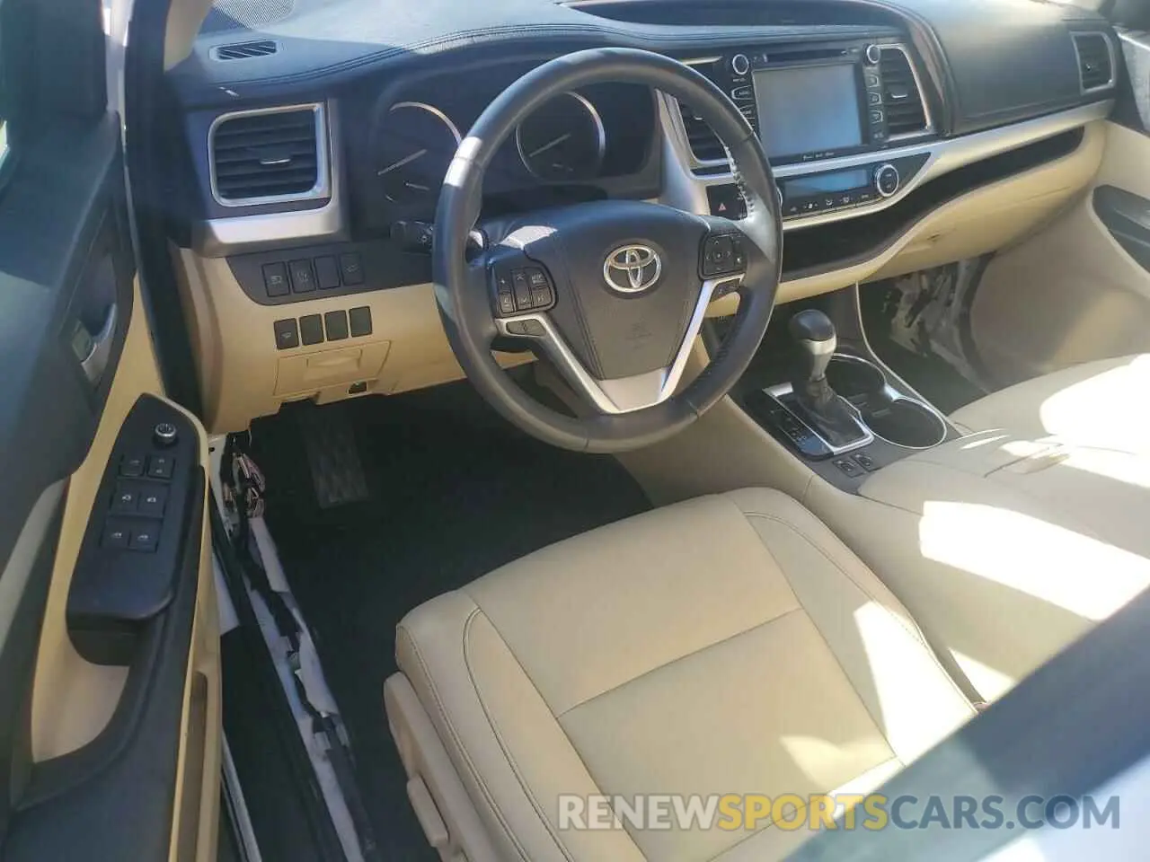 8 fotografías del automóvil dañado 5TDKZRFH3KS558800 TOYOTA HIGHLANDER 2019