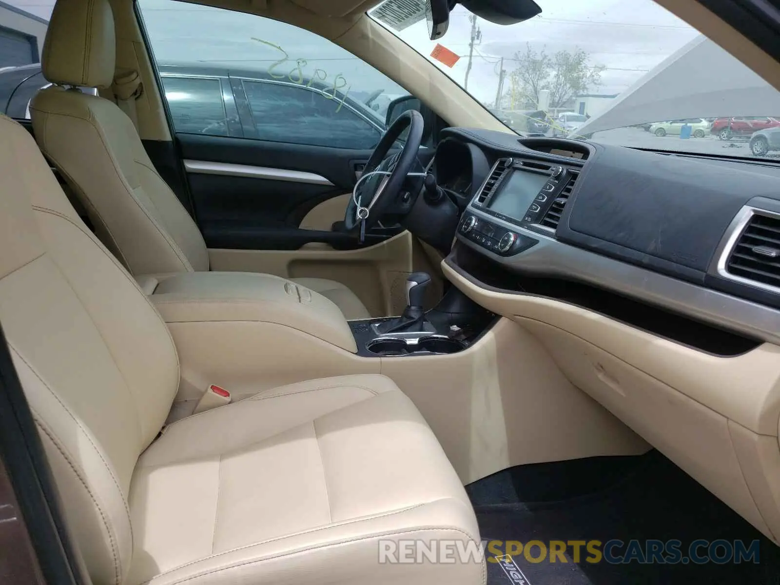 5 fotografías del automóvil dañado 5TDKZRFH4KS322866 TOYOTA HIGHLANDER 2019