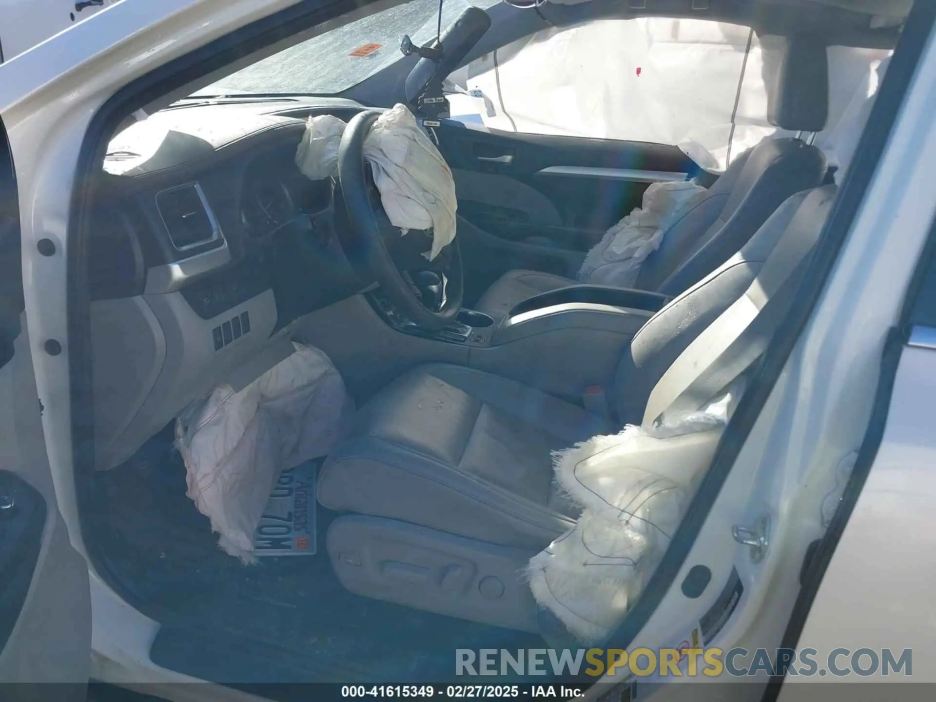 5 fotografías del automóvil dañado 5TDKZRFH4KS334371 TOYOTA HIGHLANDER 2019