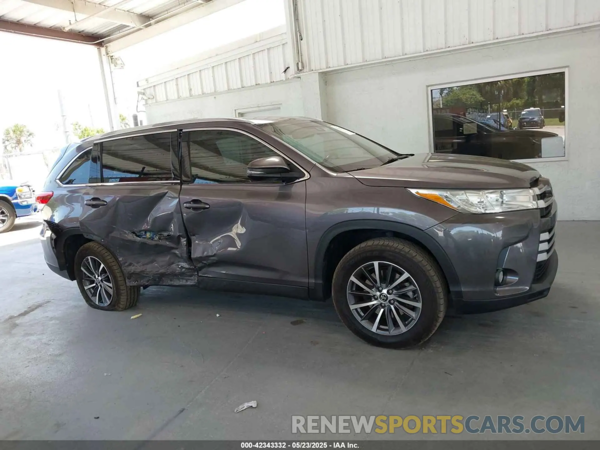 13 fotografías del automóvil dañado 5TDKZRFH4KS365796 TOYOTA HIGHLANDER 2019