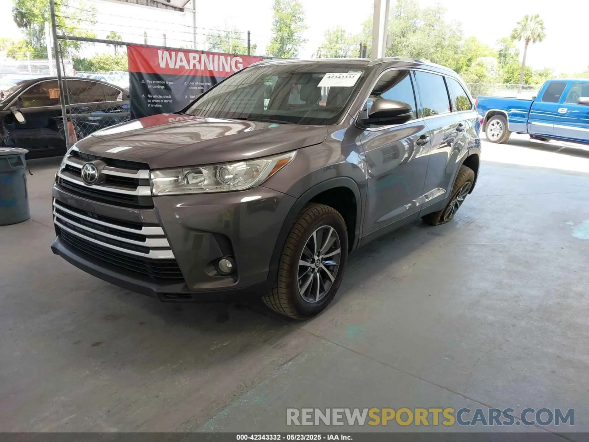 2 fotografías del automóvil dañado 5TDKZRFH4KS365796 TOYOTA HIGHLANDER 2019