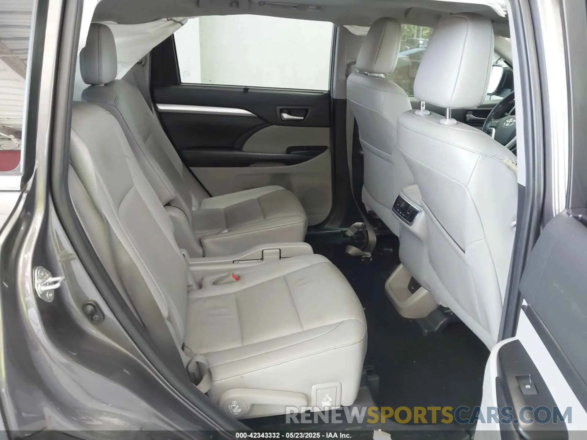 8 fotografías del automóvil dañado 5TDKZRFH4KS365796 TOYOTA HIGHLANDER 2019