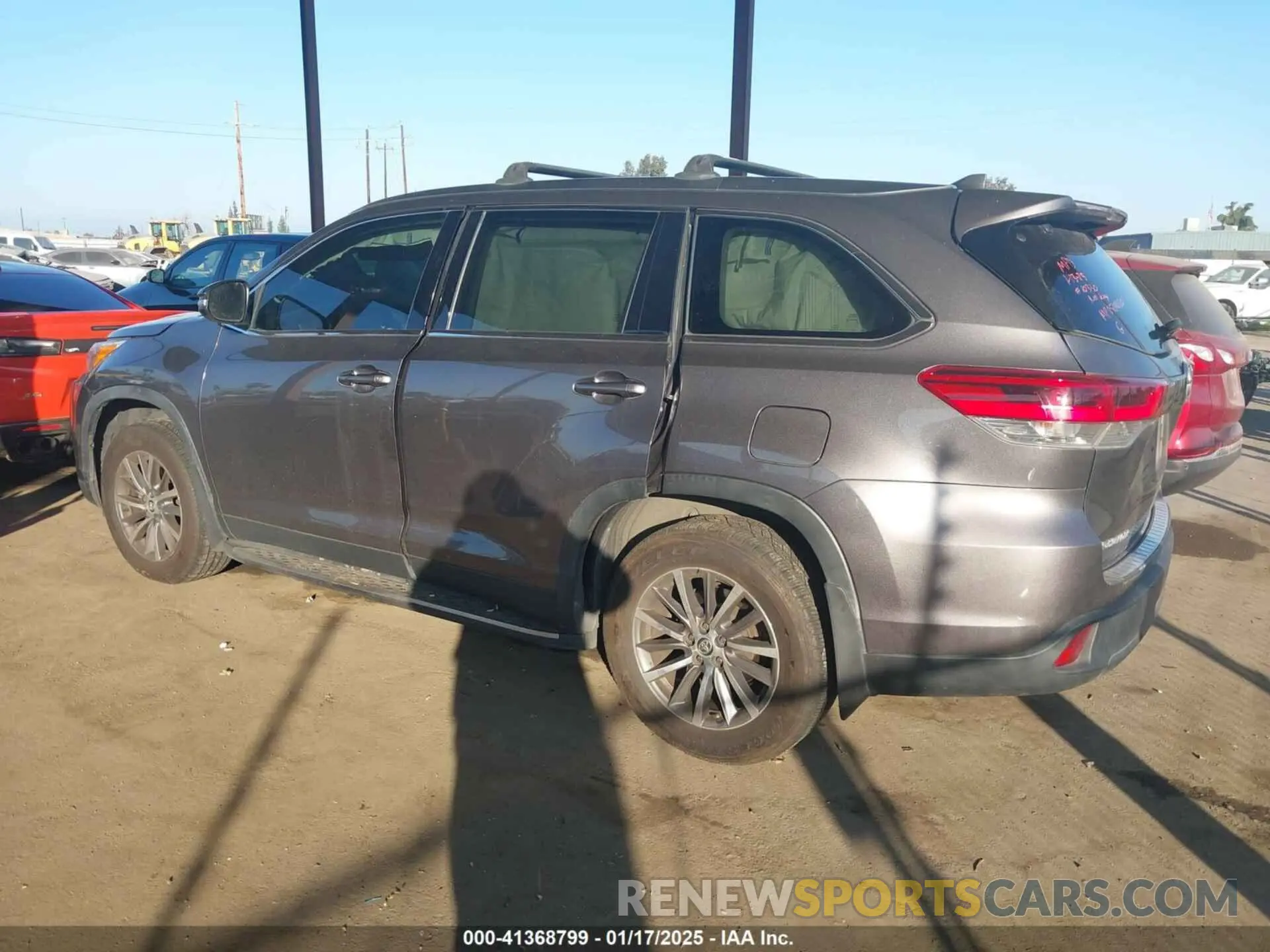 13 fotografías del automóvil dañado 5TDKZRFH4KS570387 TOYOTA HIGHLANDER 2019