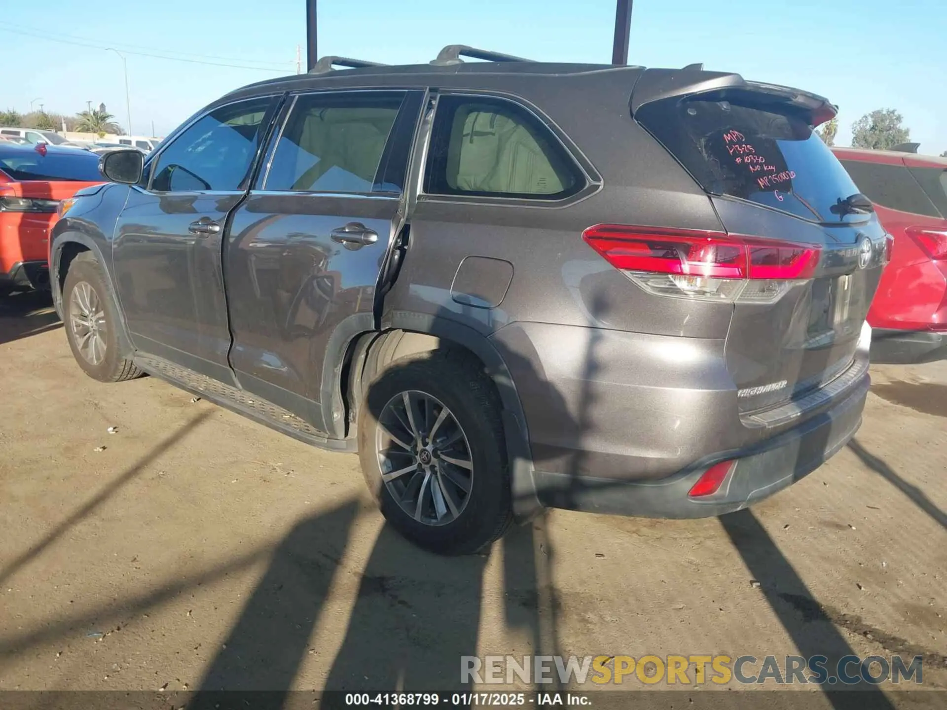 3 fotografías del automóvil dañado 5TDKZRFH4KS570387 TOYOTA HIGHLANDER 2019