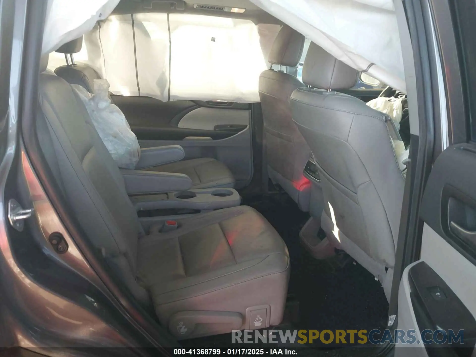 8 fotografías del automóvil dañado 5TDKZRFH4KS570387 TOYOTA HIGHLANDER 2019