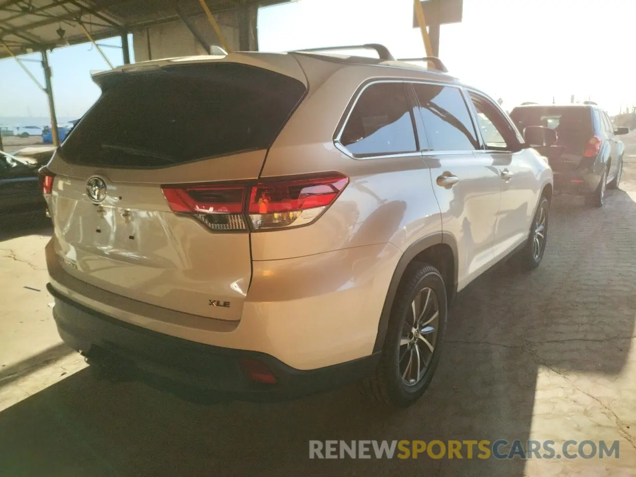 4 fotografías del automóvil dañado 5TDKZRFH4KS570924 TOYOTA HIGHLANDER 2019