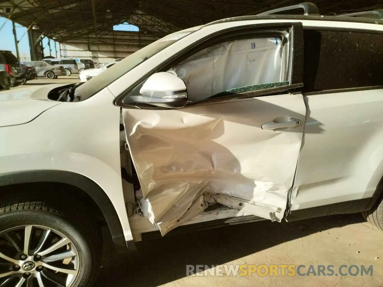9 fotografías del automóvil dañado 5TDKZRFH4KS570924 TOYOTA HIGHLANDER 2019
