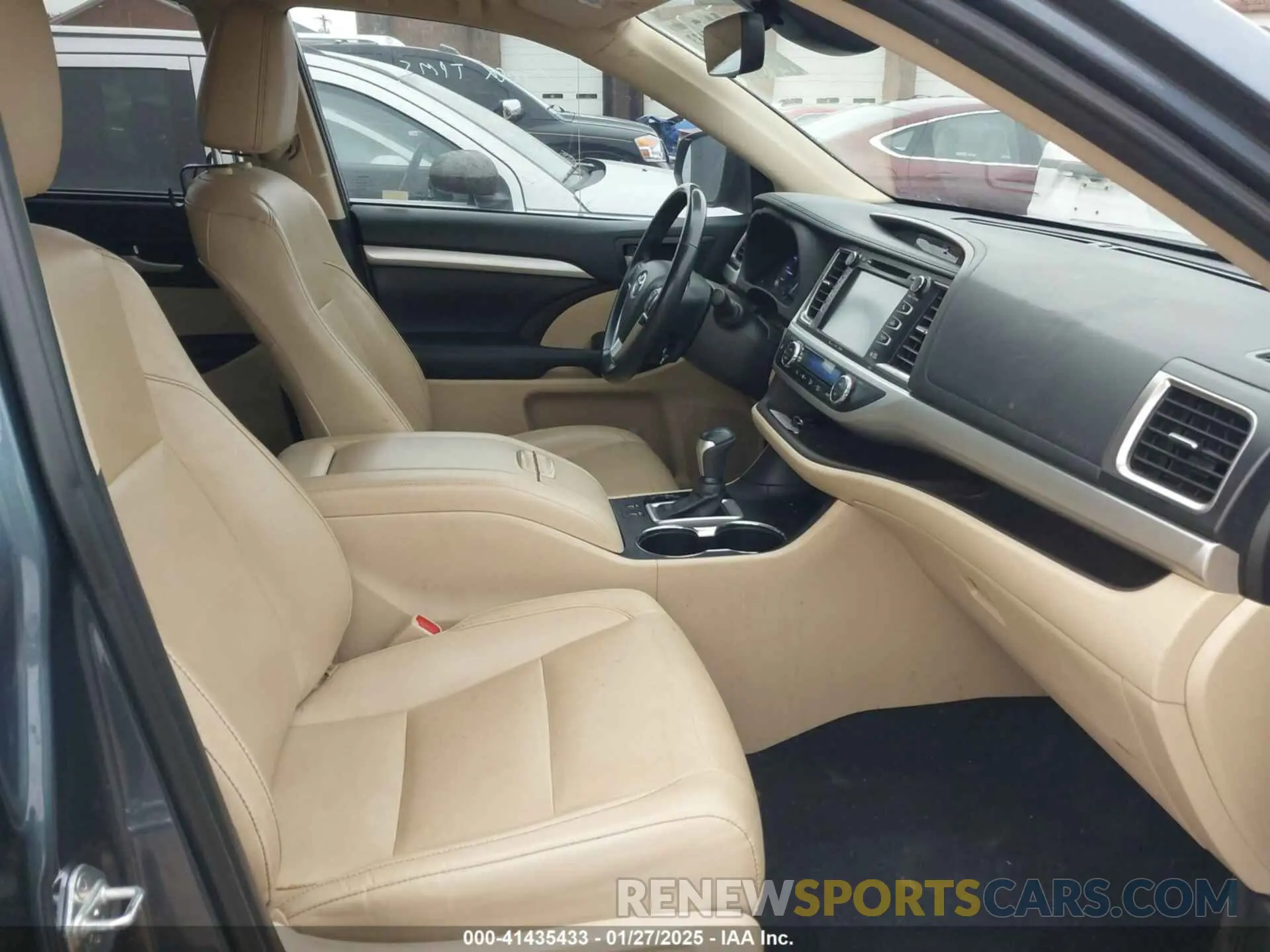 5 fotografías del automóvil dañado 5TDKZRFH5KS317479 TOYOTA HIGHLANDER 2019