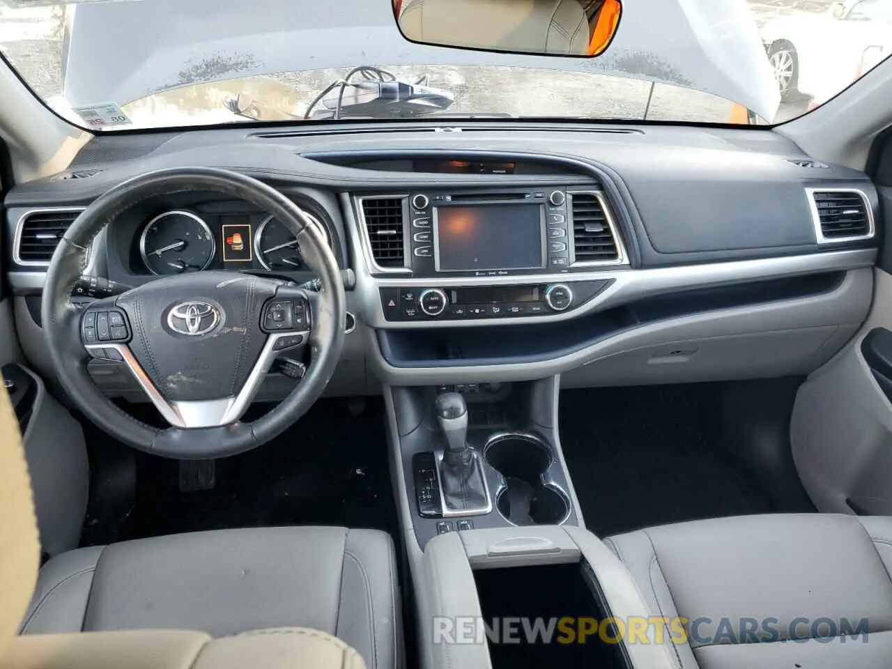 8 fotografías del automóvil dañado 5TDKZRFH5KS335660 TOYOTA HIGHLANDER 2019
