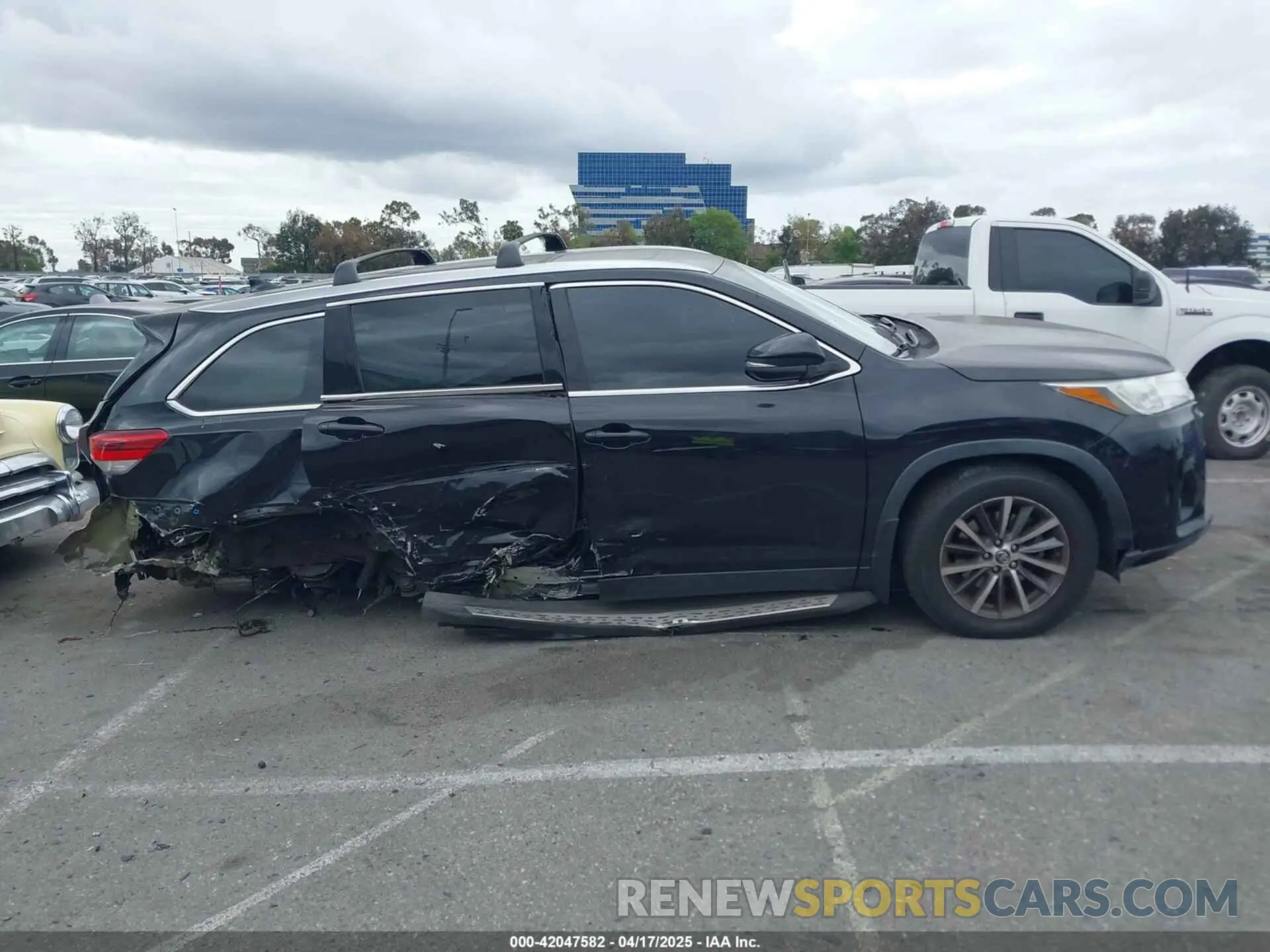14 fotografías del automóvil dañado 5TDKZRFH5KS572312 TOYOTA HIGHLANDER 2019