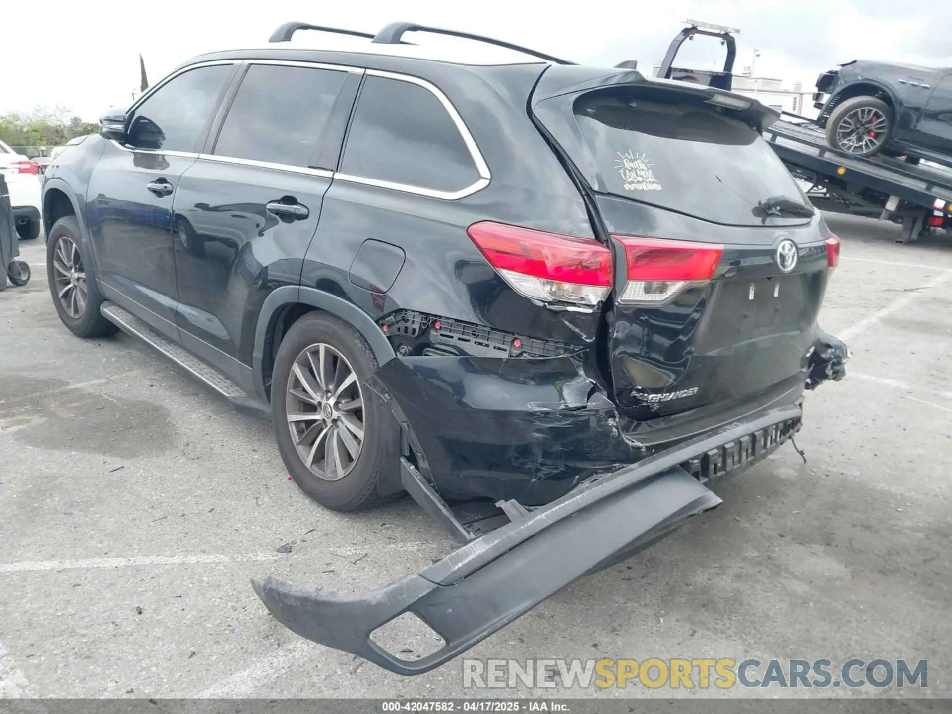18 fotografías del automóvil dañado 5TDKZRFH5KS572312 TOYOTA HIGHLANDER 2019