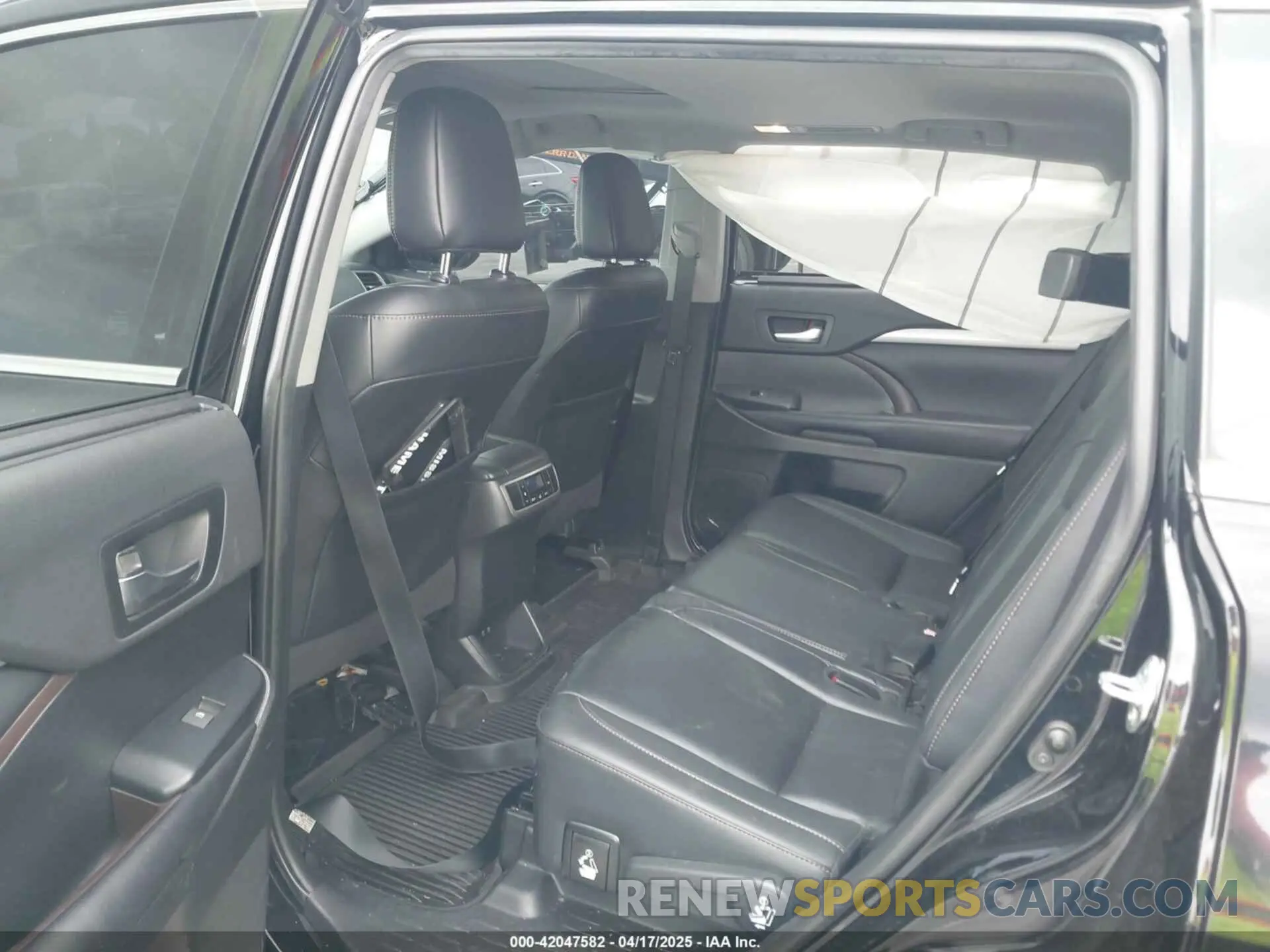 8 fotografías del automóvil dañado 5TDKZRFH5KS572312 TOYOTA HIGHLANDER 2019
