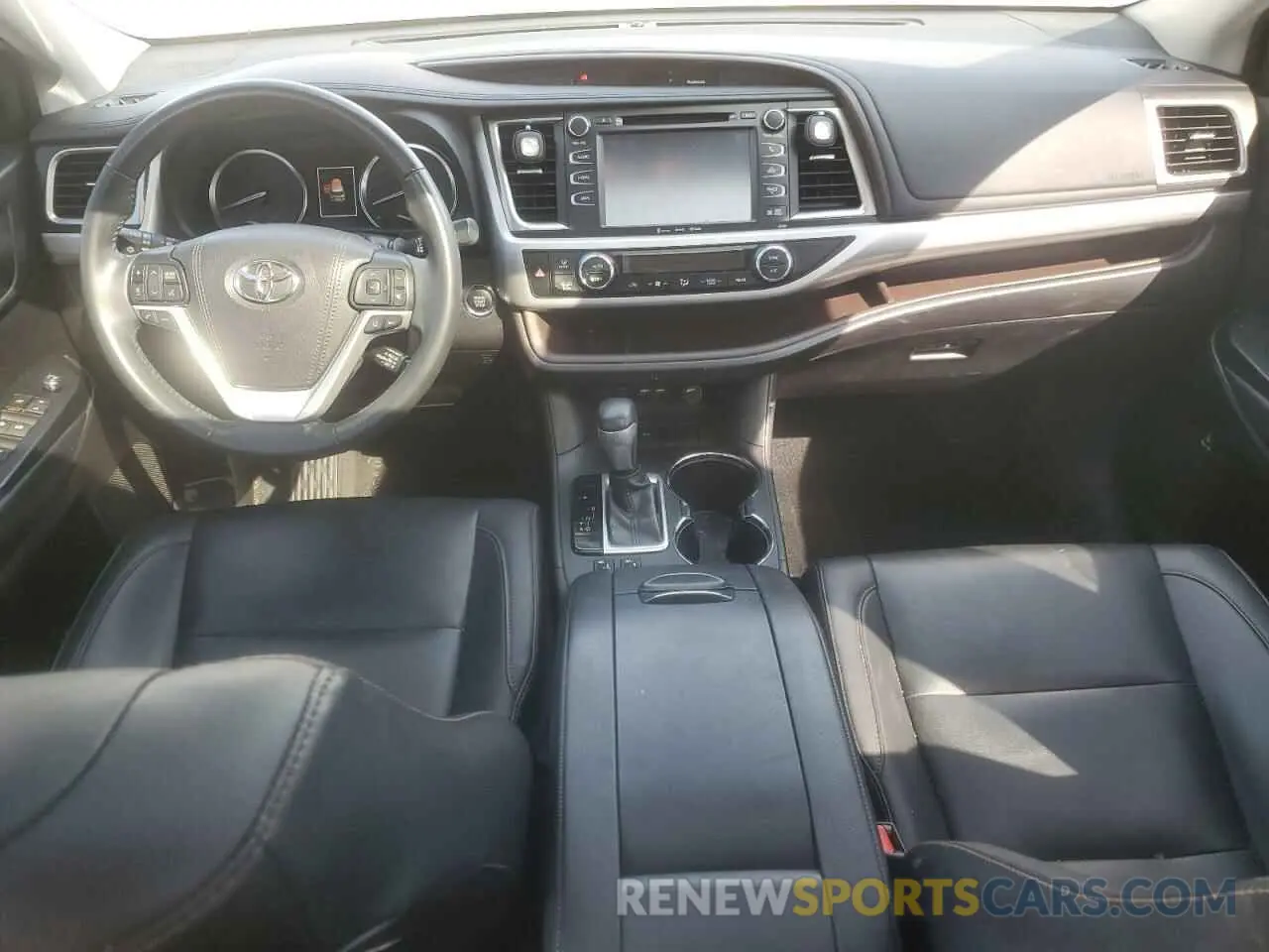 8 fotografías del automóvil dañado 5TDKZRFH7KS338348 TOYOTA HIGHLANDER 2019