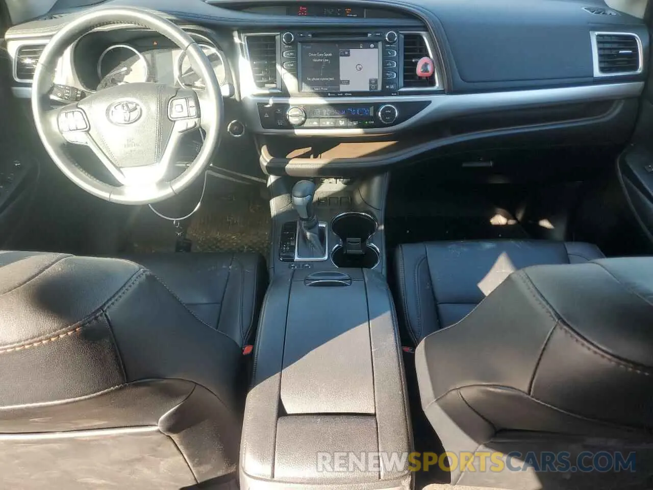 8 fotografías del automóvil dañado 5TDKZRFH8KS308016 TOYOTA HIGHLANDER 2019