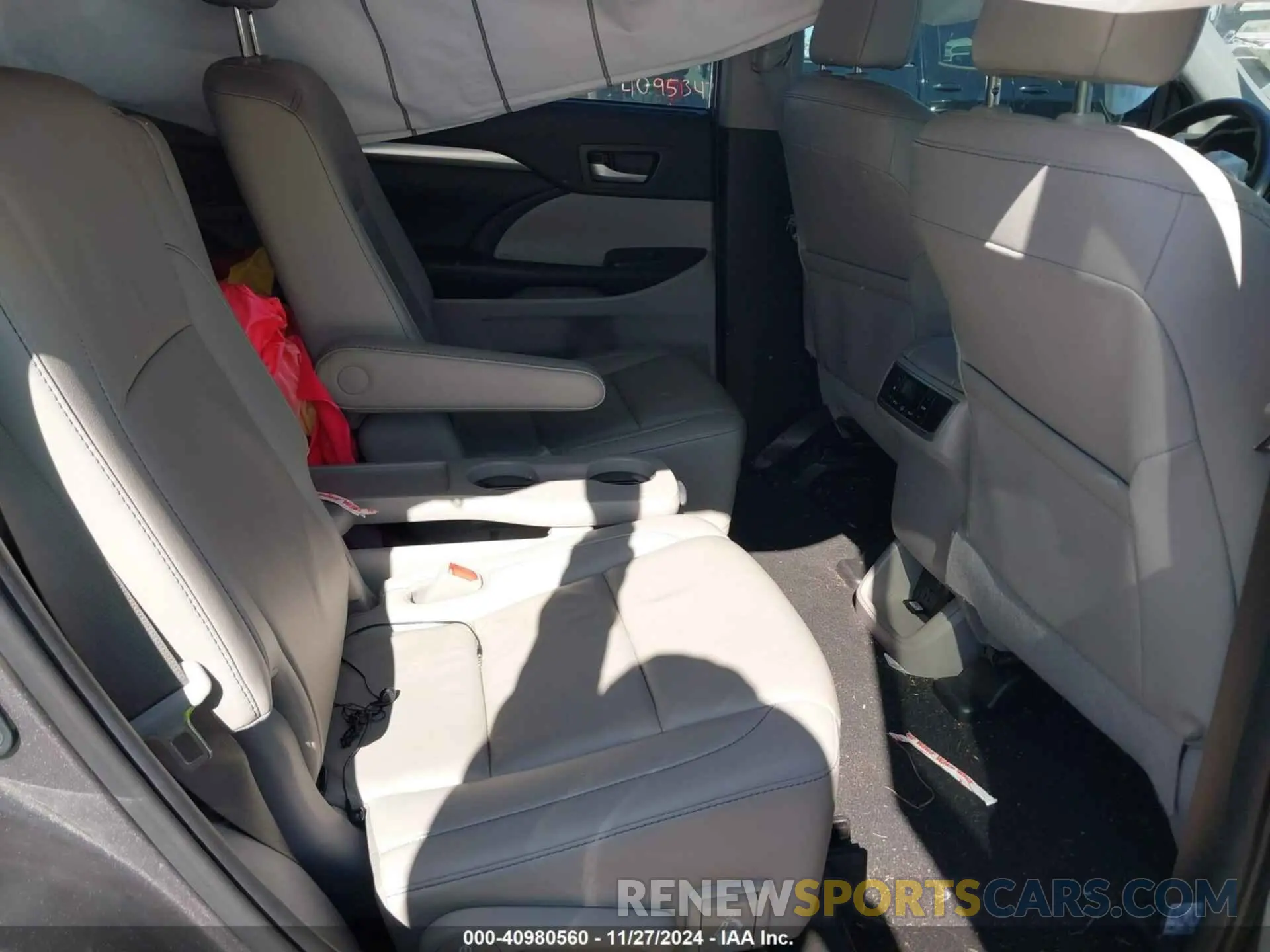 8 fotografías del automóvil dañado 5TDKZRFH8KS574460 TOYOTA HIGHLANDER 2019