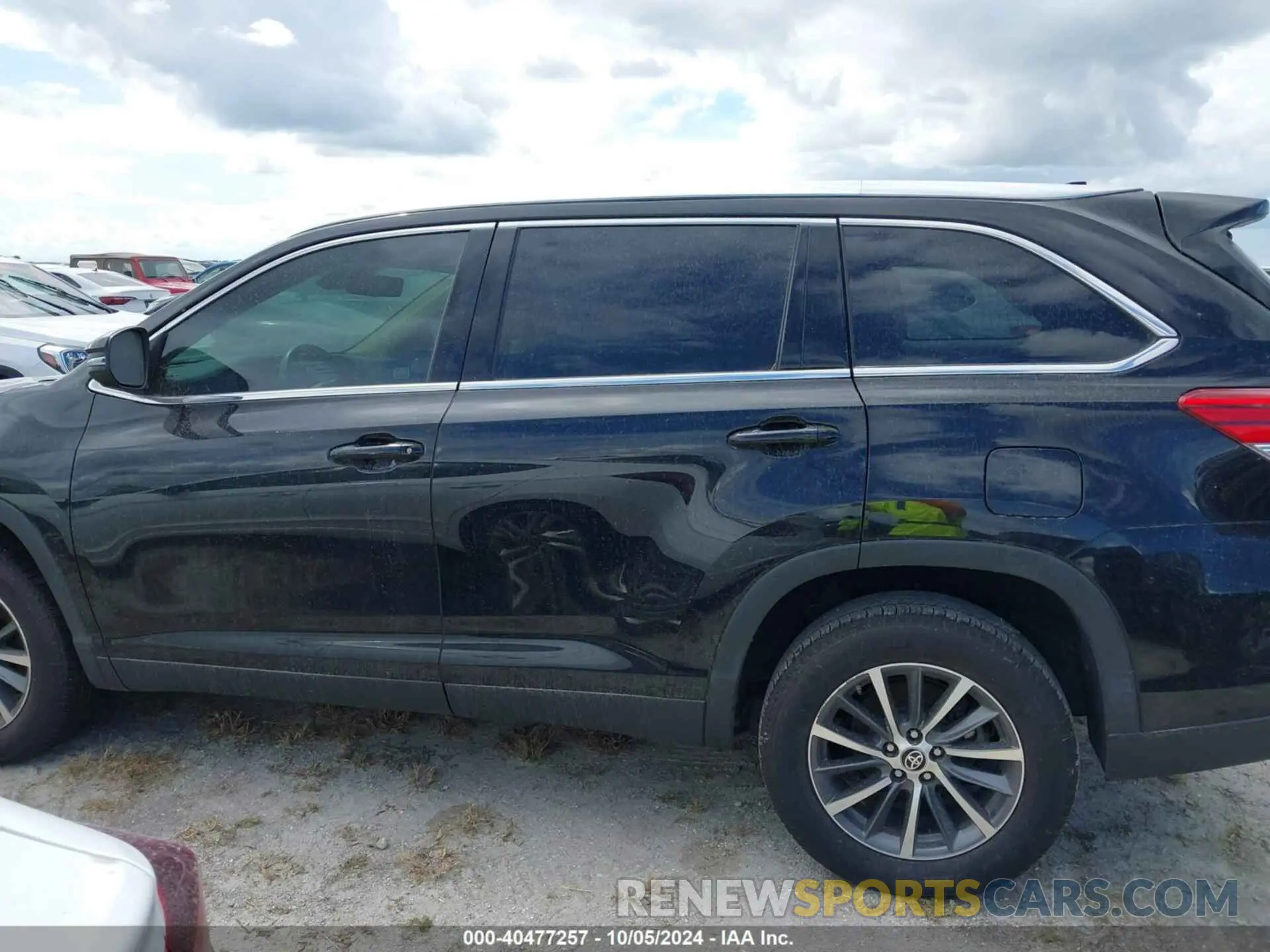 14 fotografías del automóvil dañado 5TDKZRFH9KS366992 TOYOTA HIGHLANDER 2019
