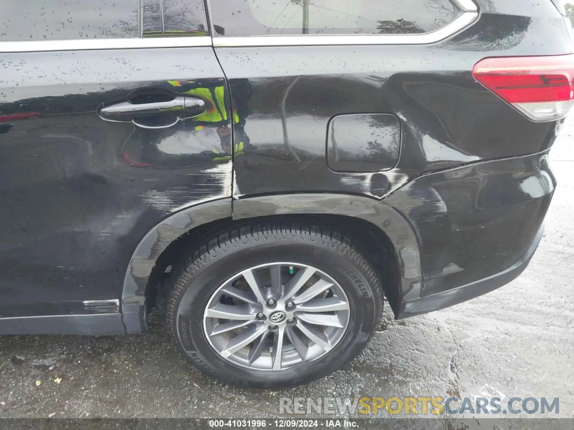 17 fotografías del automóvil dañado 5TDKZRFH9KS566223 TOYOTA HIGHLANDER 2019