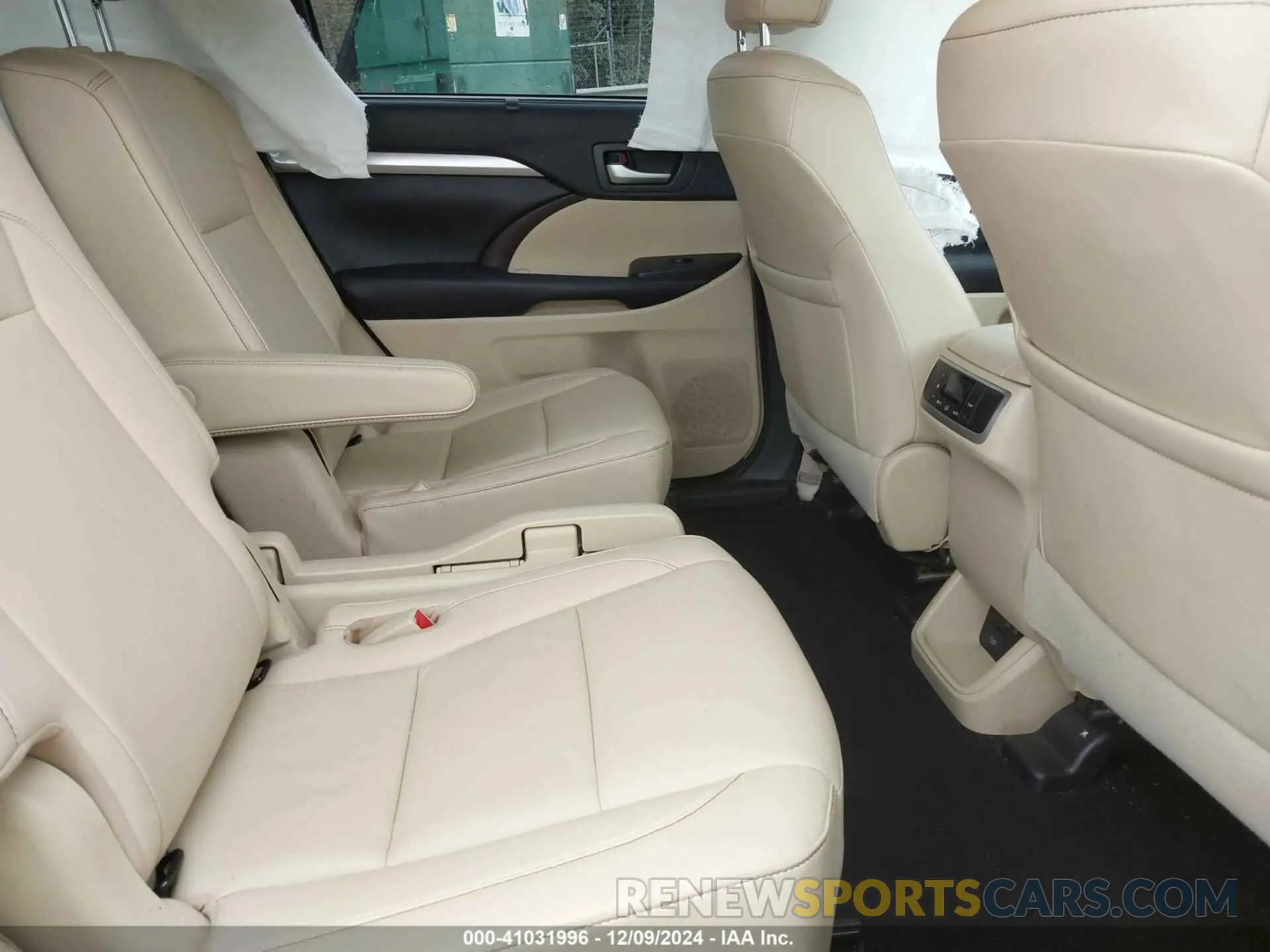 8 fotografías del automóvil dañado 5TDKZRFH9KS566223 TOYOTA HIGHLANDER 2019