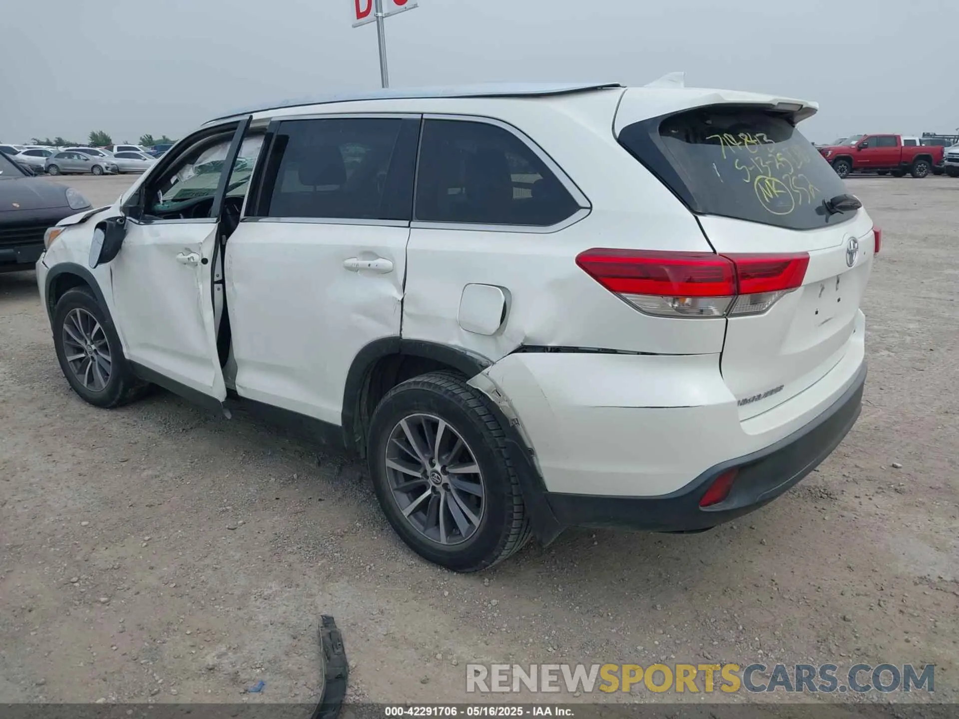 3 fotografías del automóvil dañado 5TDKZRFHXKS320278 TOYOTA HIGHLANDER 2019