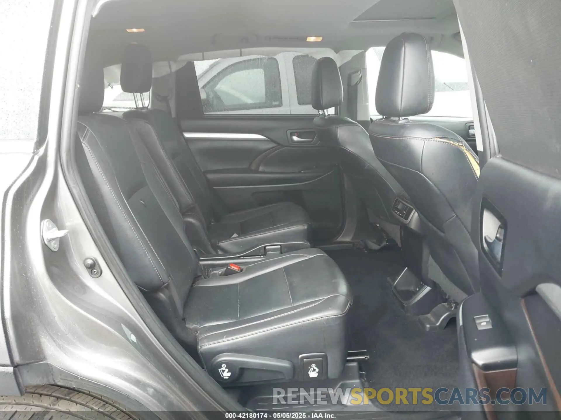 8 fotografías del automóvil dañado 5TDKZRFHXKS567882 TOYOTA HIGHLANDER 2019