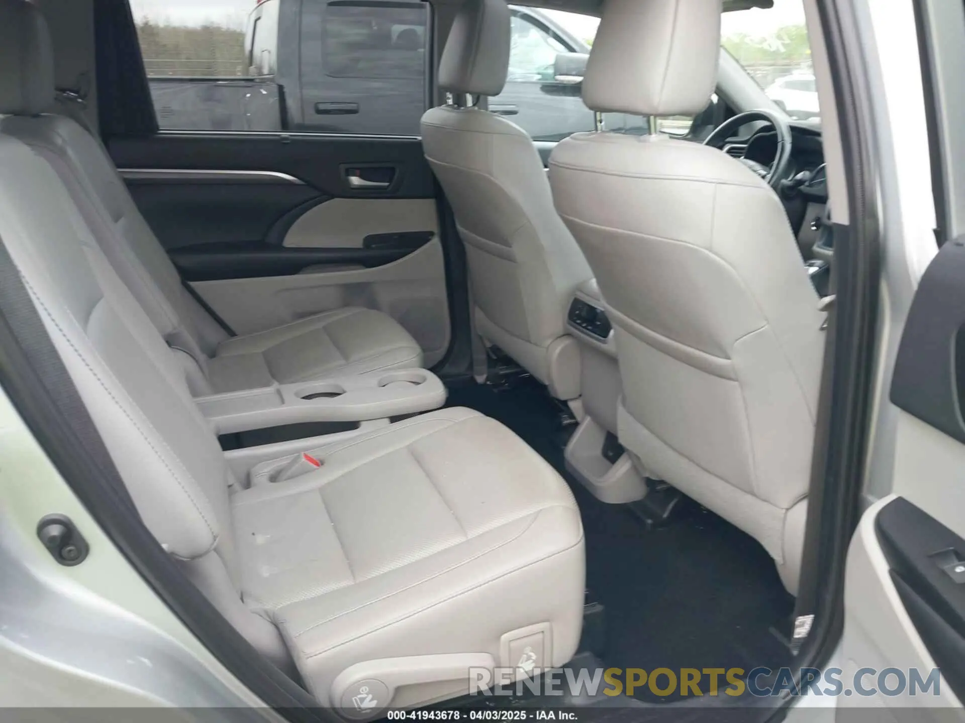8 fotografías del automóvil dañado 5TDYZRFH4KS294657 TOYOTA HIGHLANDER 2019