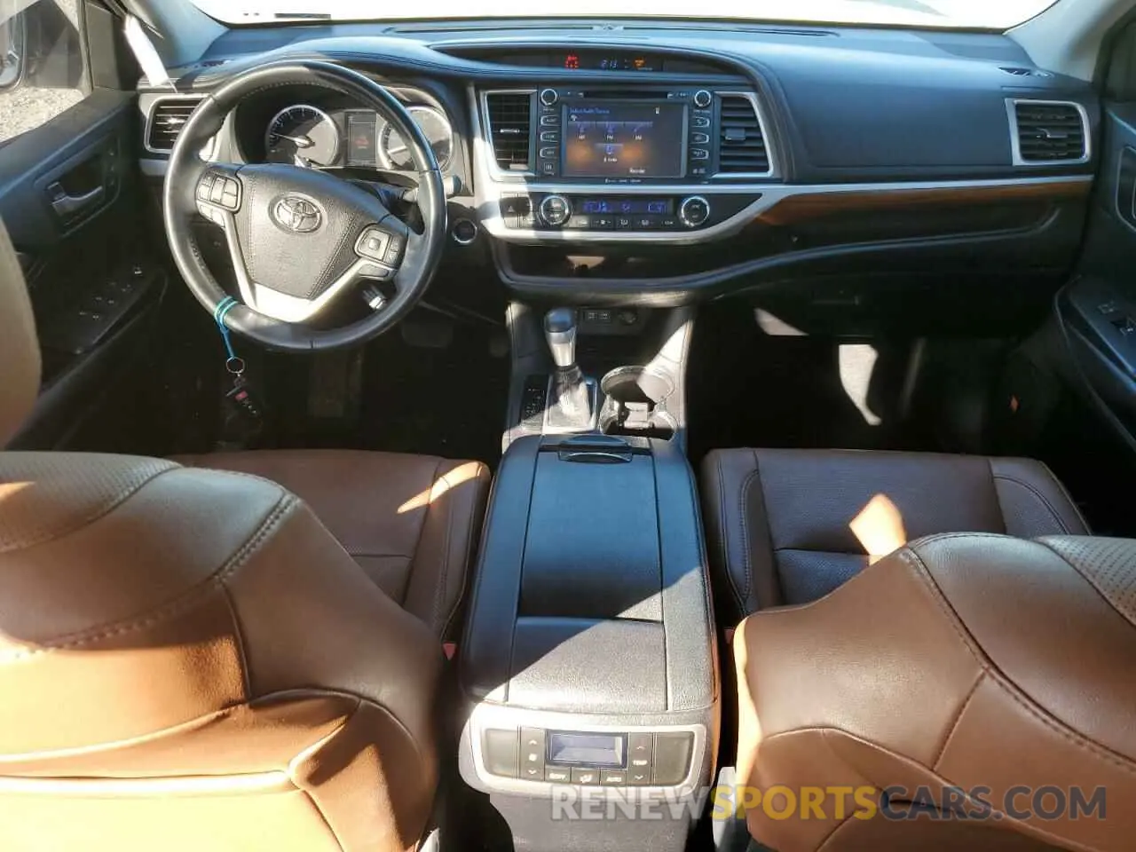 8 fotografías del automóvil dañado 5TDYZRFH4KS329505 TOYOTA HIGHLANDER 2019
